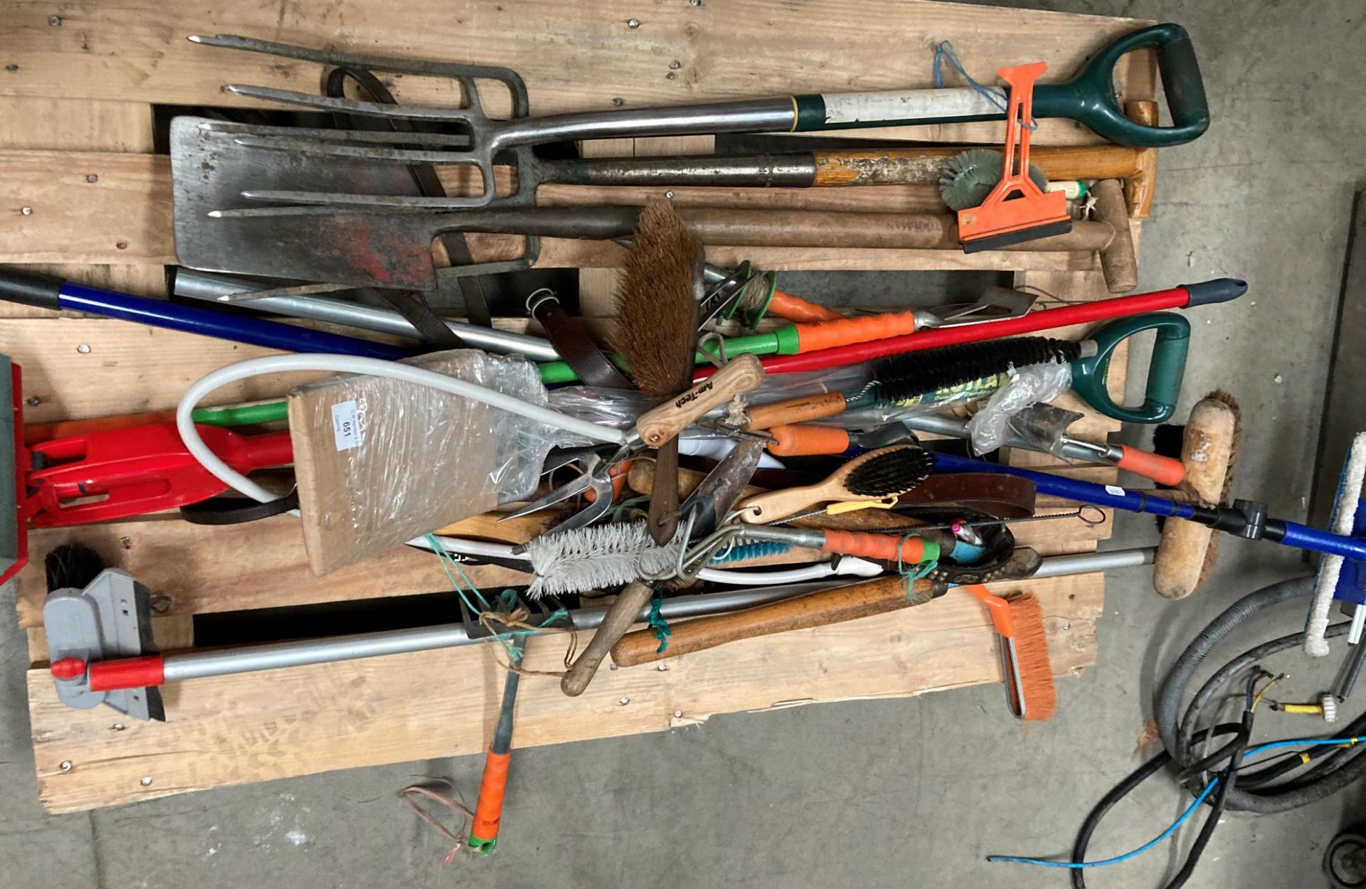 Contents to pallet - gardening and other tools (saleroom location: C01/D01)