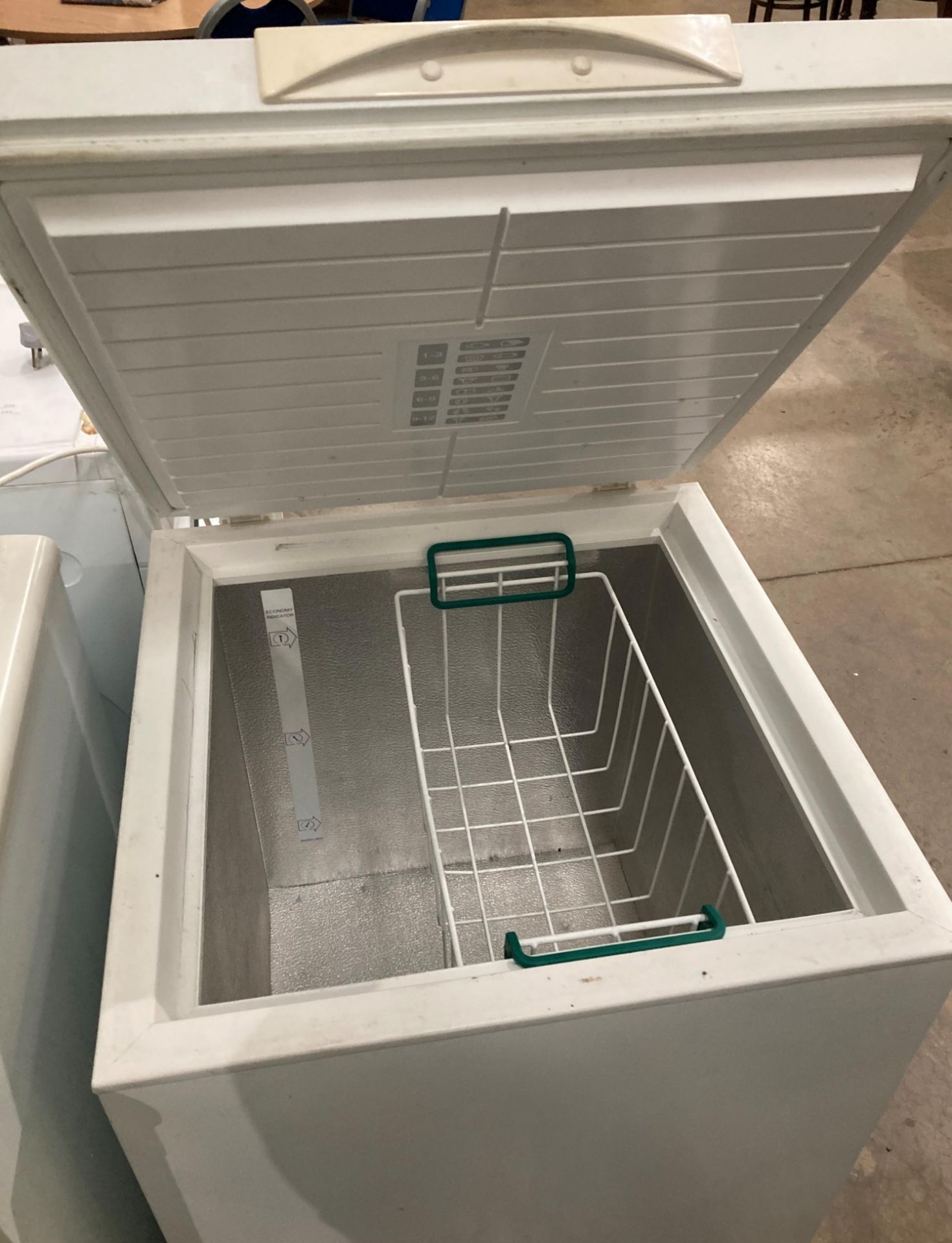 Skandiluxe CF135 lift top chest freezer (saleroom location: KITCHEN) - Image 2 of 2