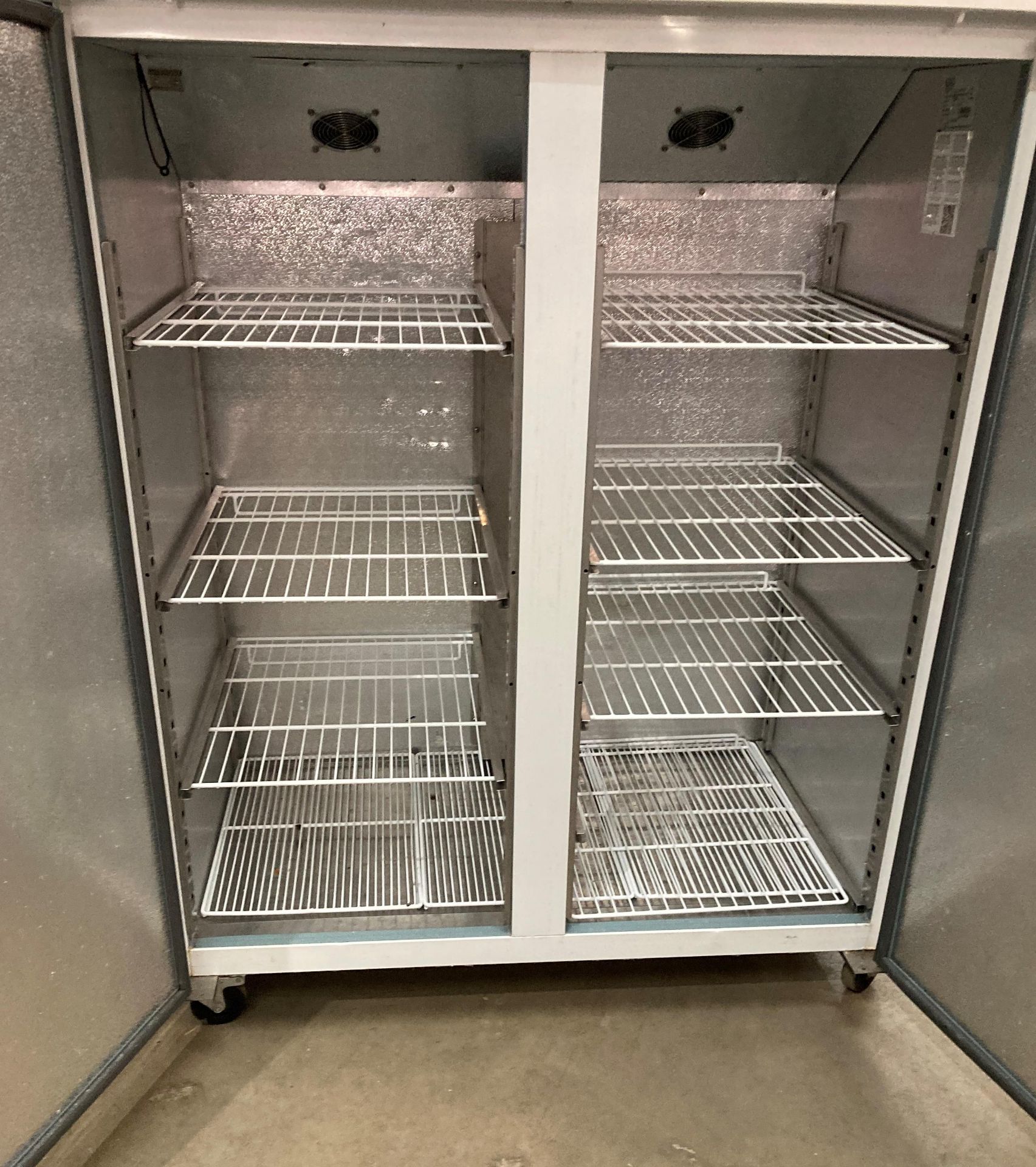 Polar refrigeration 2 door mobile upright white metal framed fridge fitted with 6 shelves size - Image 3 of 4