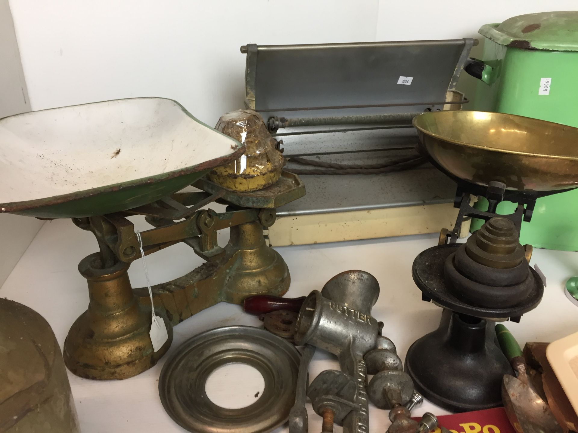 Ten plus vintage items mainly kitchenalia including two weighing scales with pans and sets of - Image 3 of 4