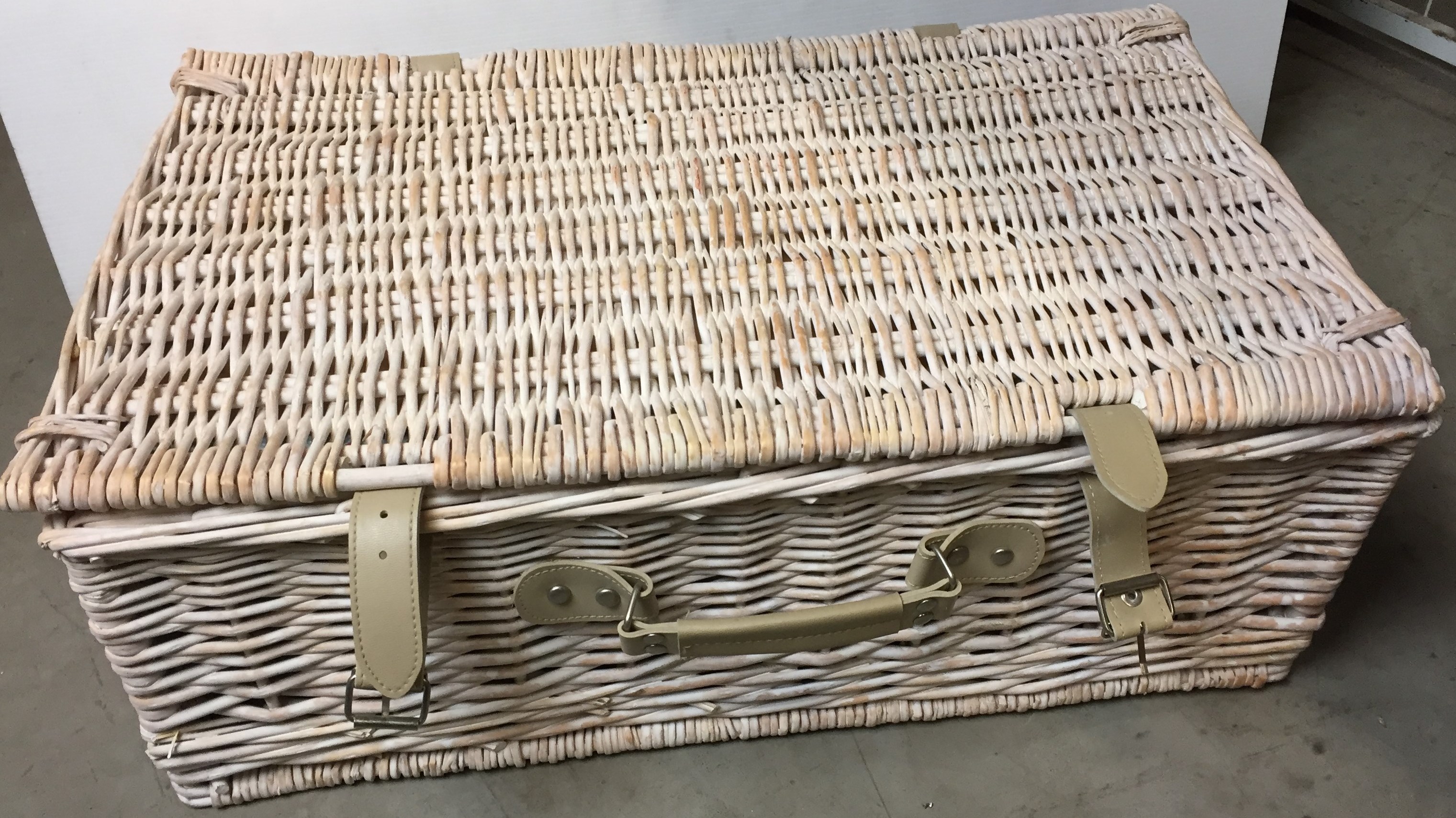 A Debenhams four-person place settings picnic hamper 55 x 35 x 20cm high (saleroom location: AA13 - Image 2 of 2