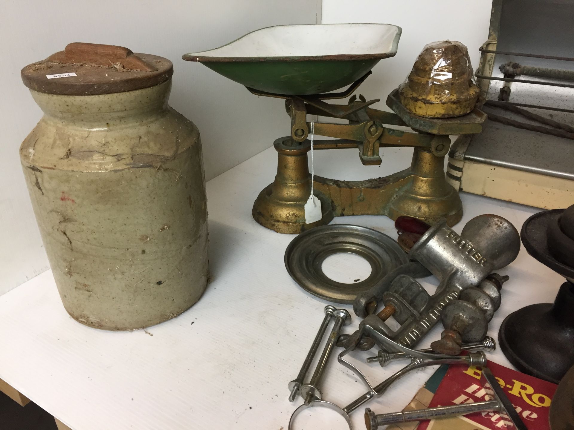 Ten plus vintage items mainly kitchenalia including two weighing scales with pans and sets of - Image 4 of 4