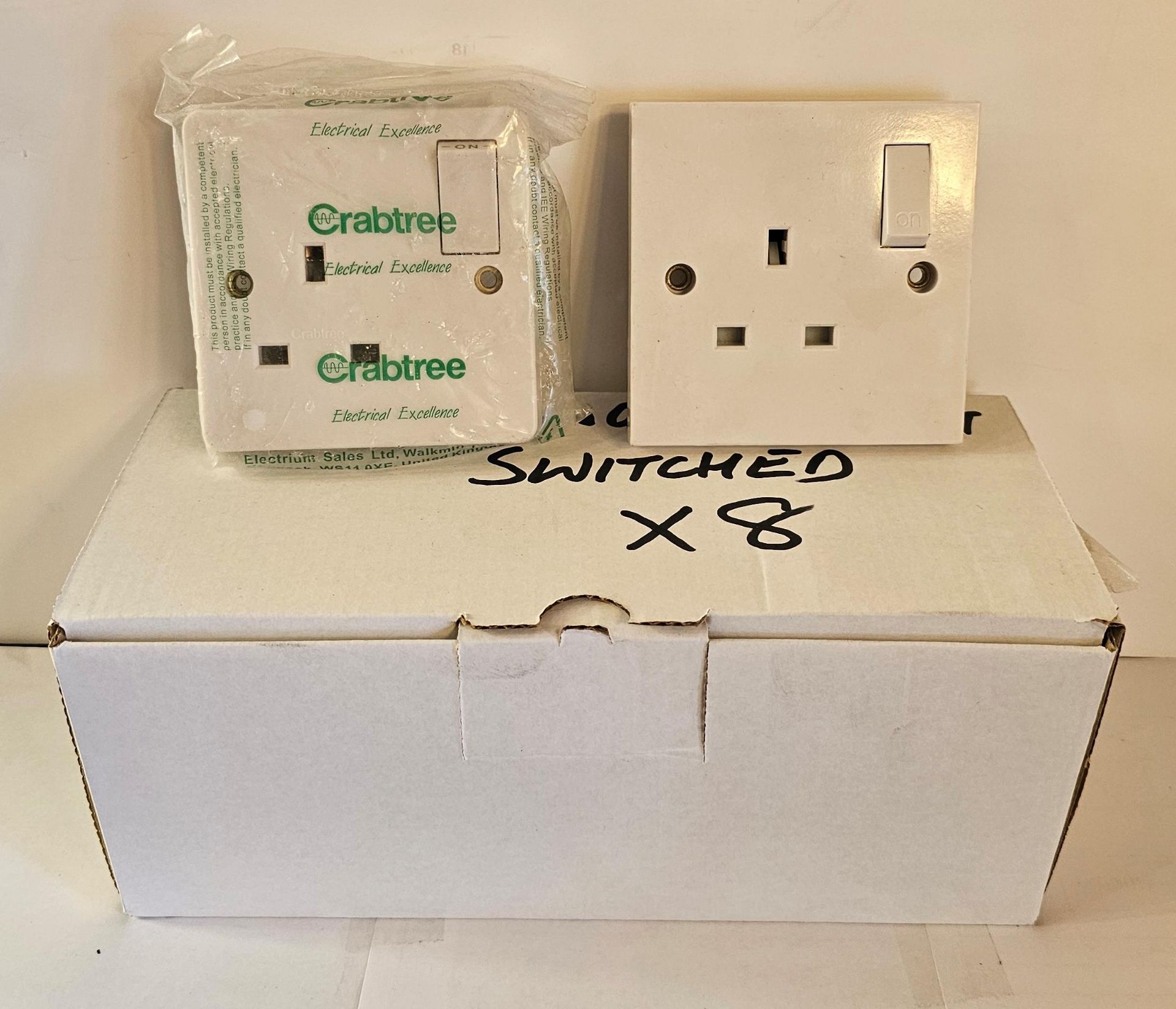 6 BOXES OF 1 GANG 13A SWITCHED SOCKETS/DP SWITCHES ( VOLEX-DELTA-CRABTREE)
