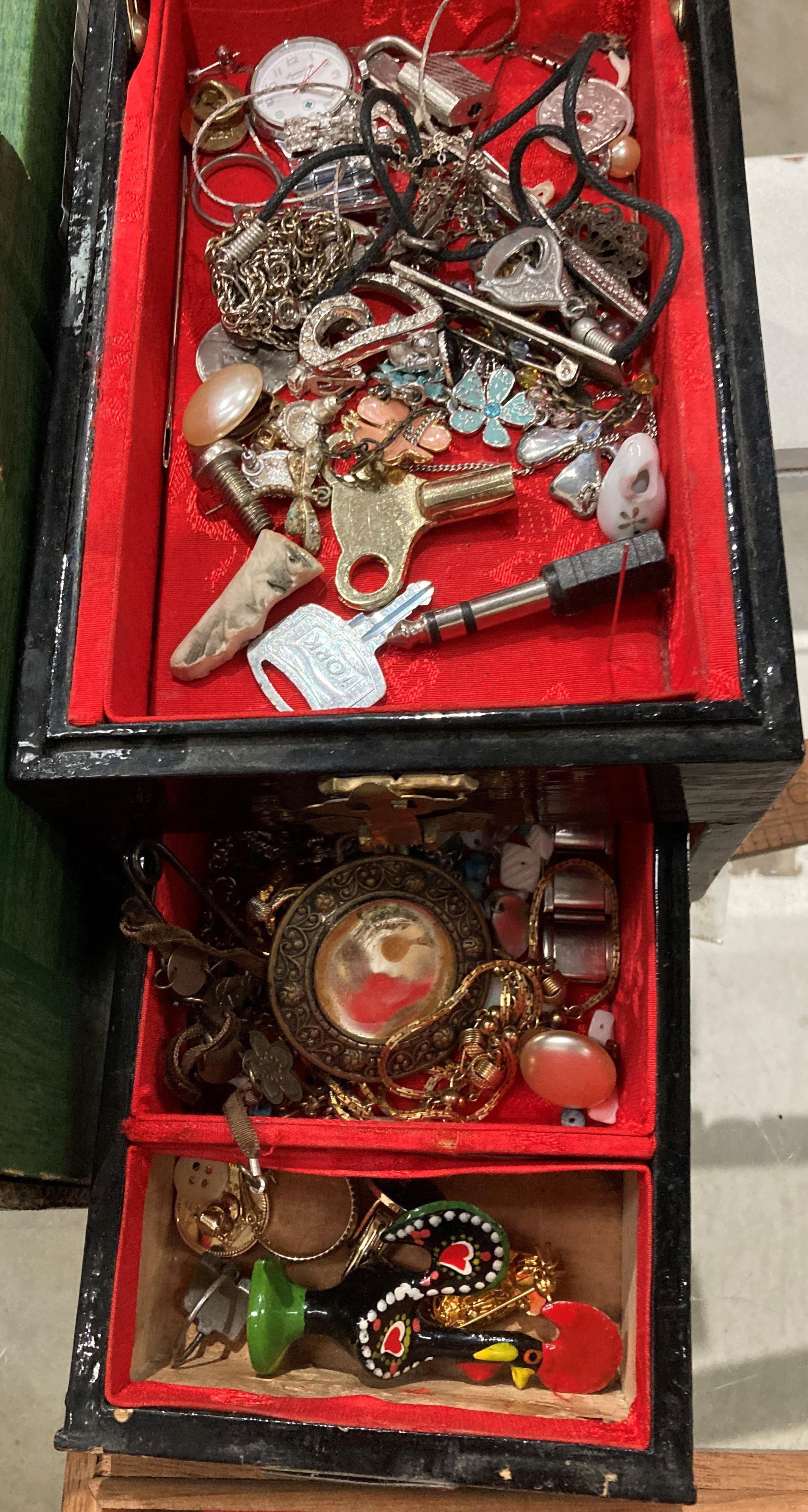 Contents to two boxes - assorted costume jewellery including brooches, necklaces, - Image 4 of 5