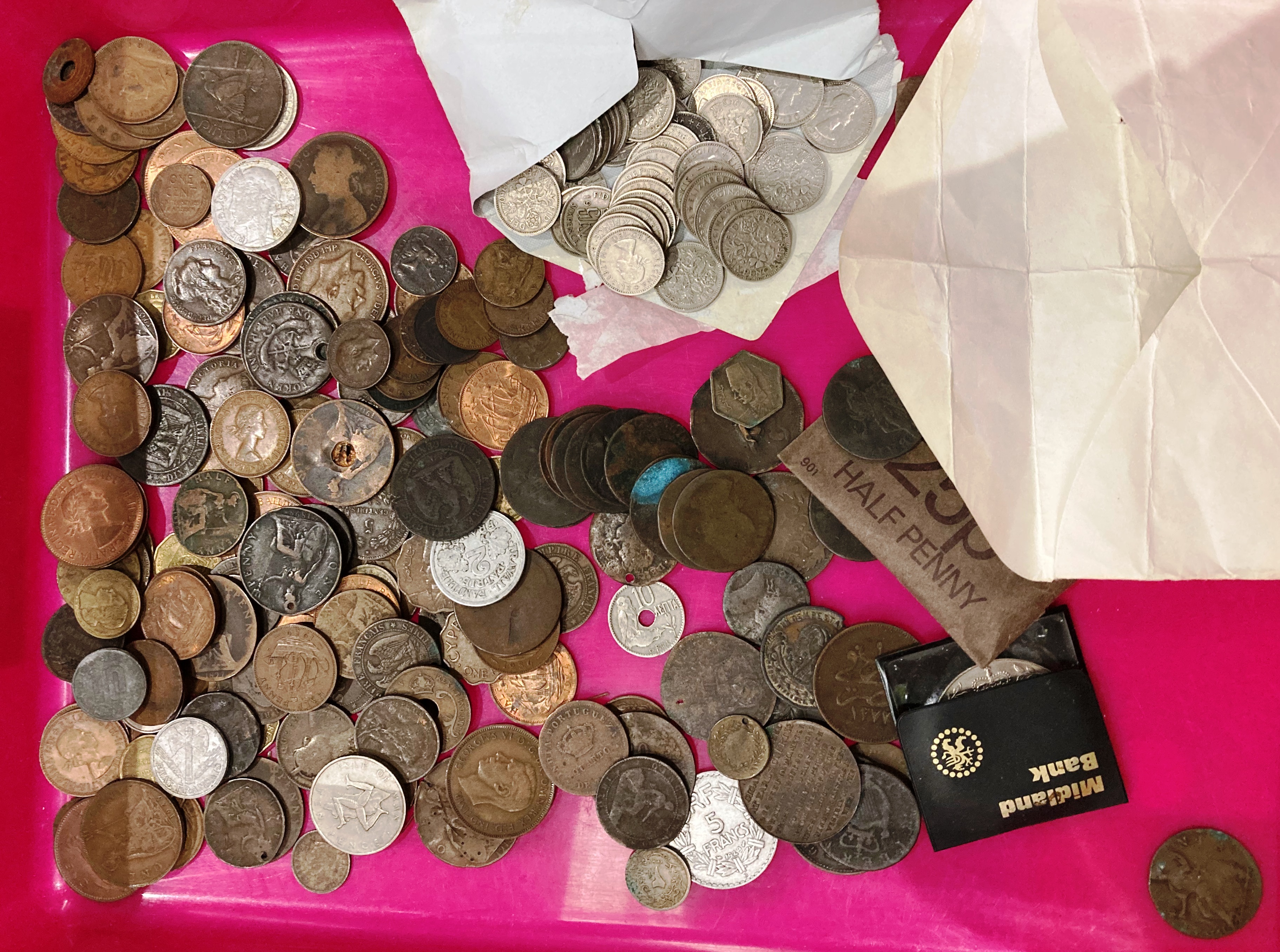 Contents to tray - assorted coins including 2.