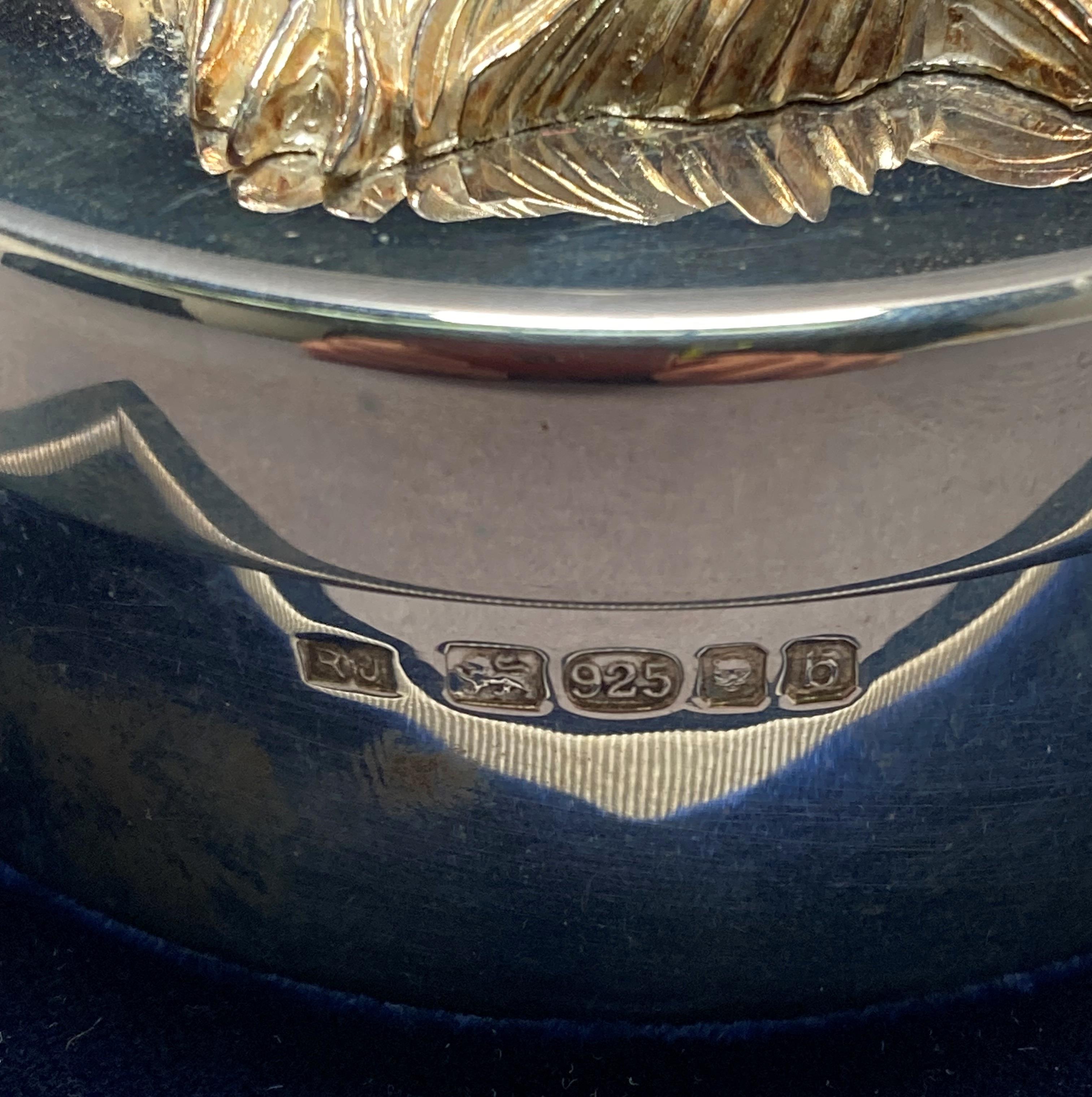 Silver [hallmarked] circular box with lions head lid in display case by RICHARD O A JARVIS. - Image 2 of 3