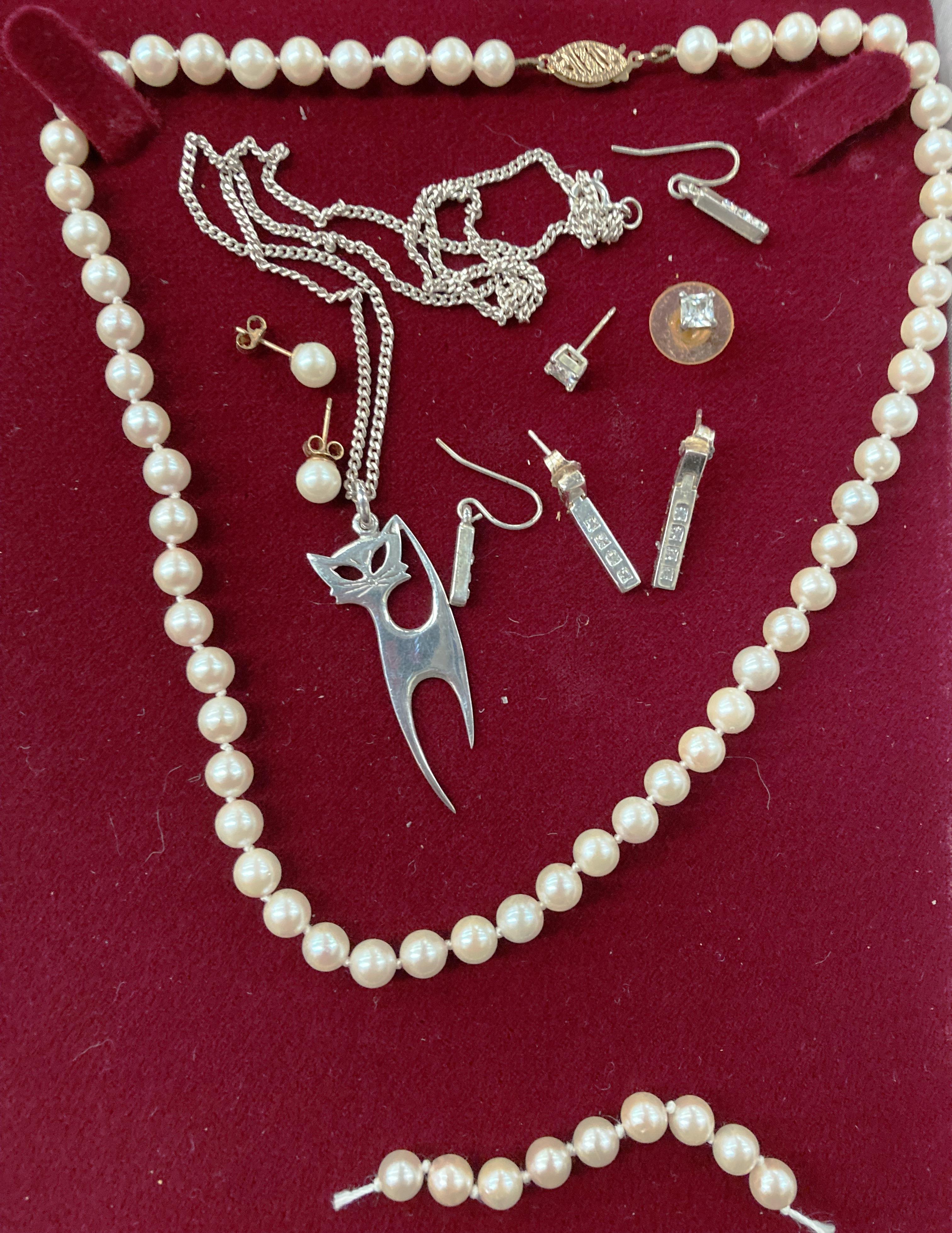 Six assorted jewellery items including a pearl necklace with 9ct gold [stamped: 375] clasp,