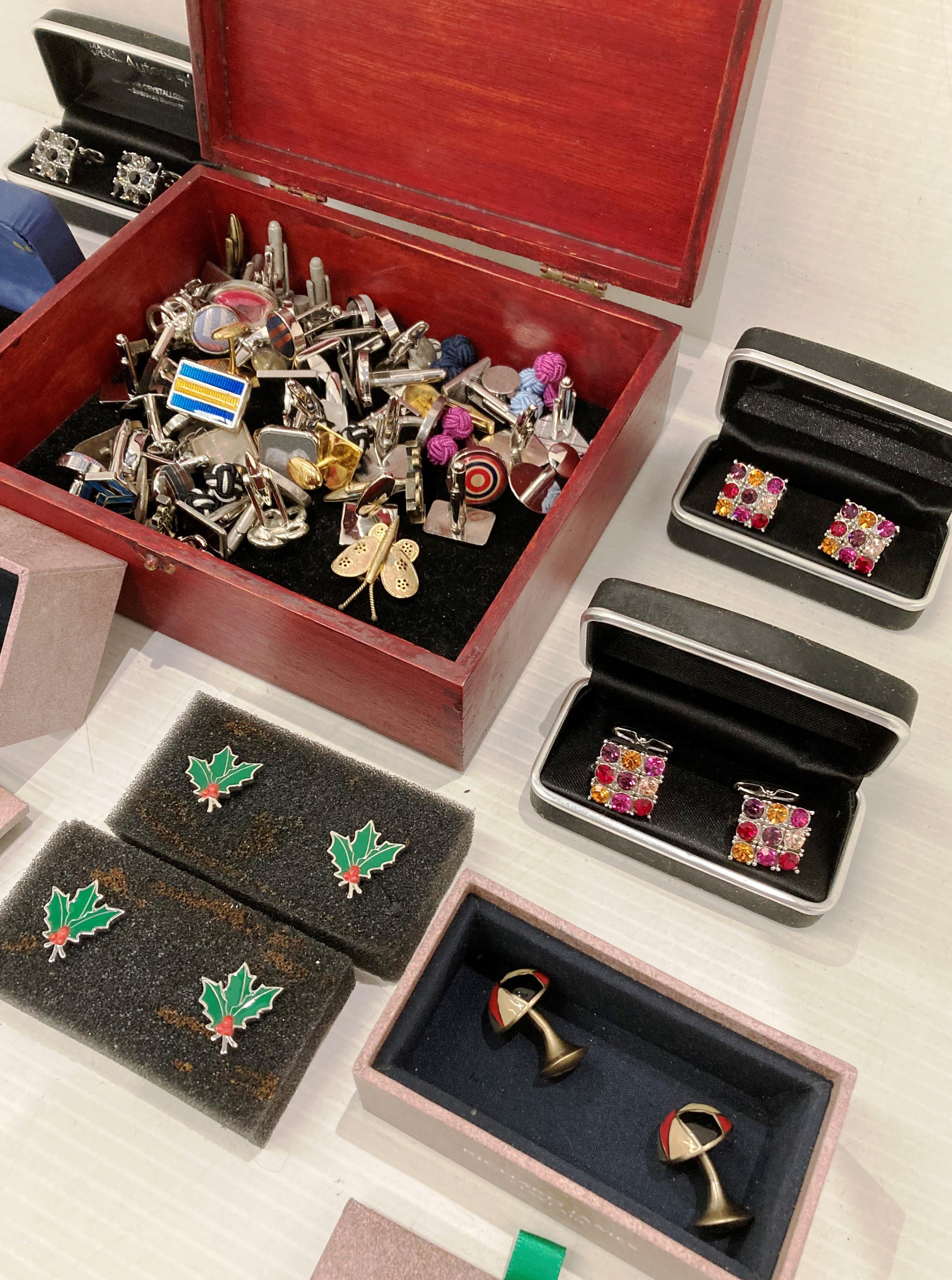 Contents to box - large quantity of assorted cufflinks (saleroom location: S3 QC06) - Image 3 of 3