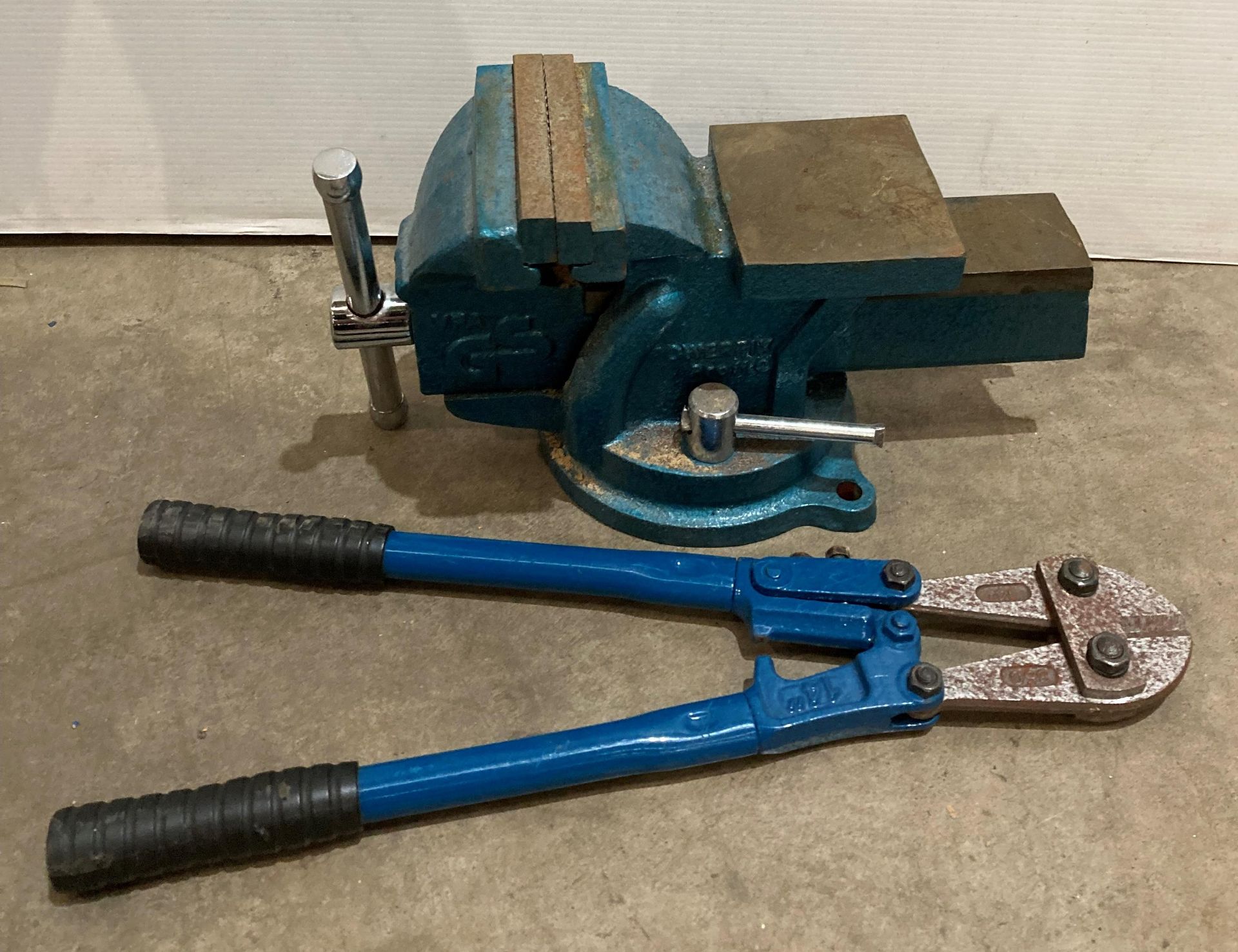 Powerfix Profi+ VPA GS metal vice and a pair of 14" bolt croppers (saleroom location: MA3)