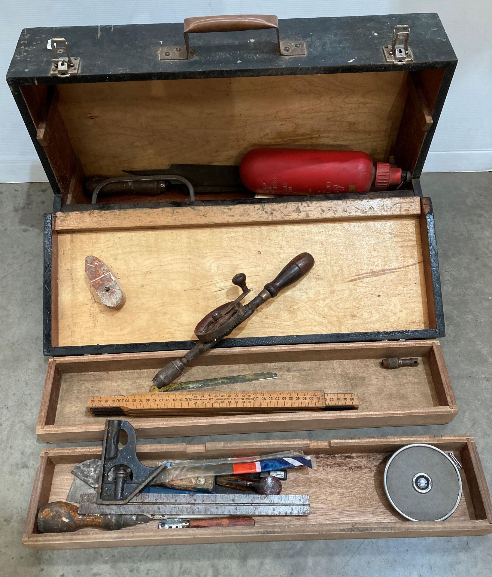 Vintage joiner's tool chest with drop front and two internal drawers with assorted hand tools - Image 2 of 2