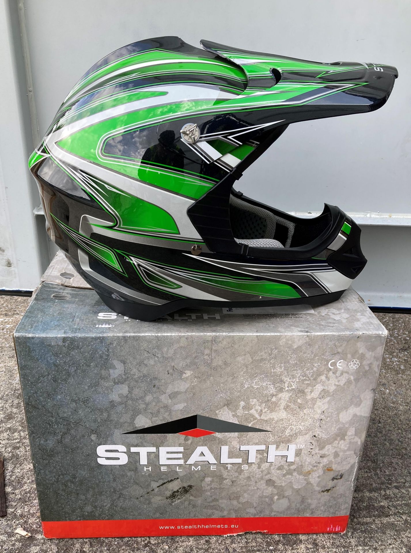 Stealth HD 203 green edge off-road helmet, - Image 2 of 2