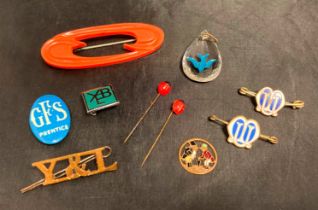 A selection of mixed-period jewellery/accessories - early plastic brooch,