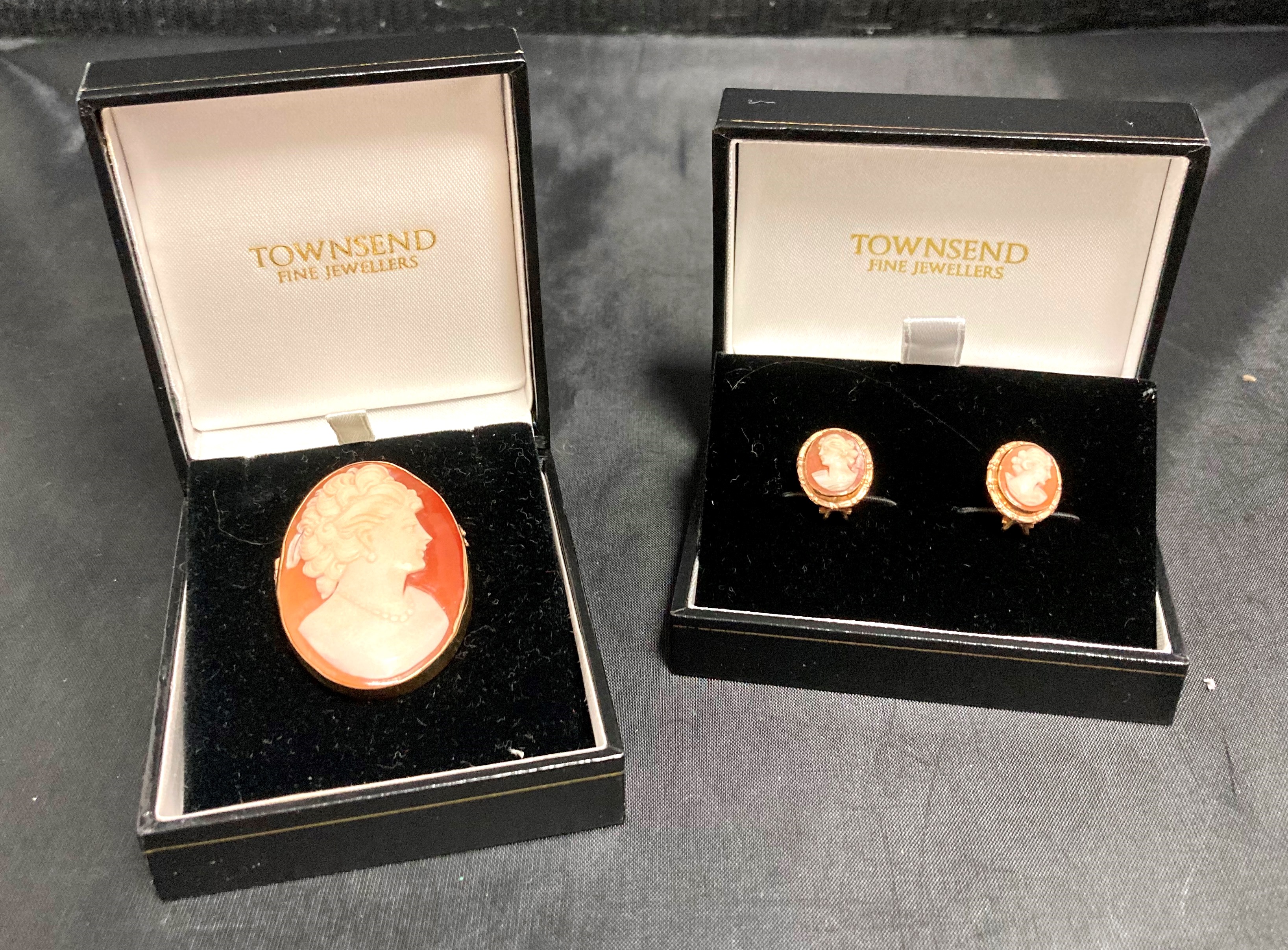 Two pieces of shell cameo jewellery - one convertible 9ct gold [stamped: 375] brooch/pendant and a