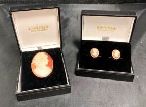 Two pieces of shell cameo jewellery - one convertible 9ct gold [stamped: 375] brooch/pendant and a