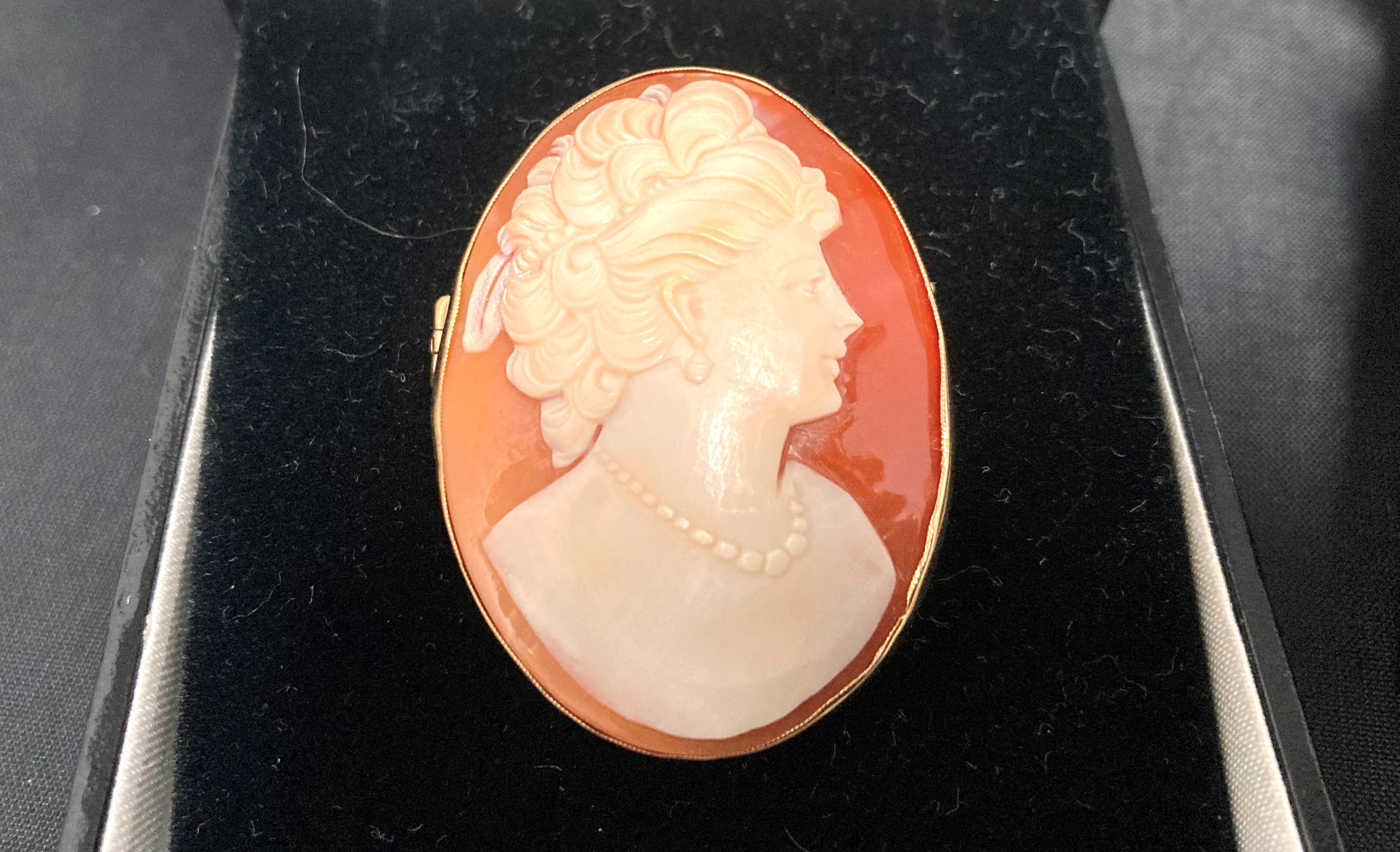 Two pieces of shell cameo jewellery - one convertible 9ct gold [stamped: 375] brooch/pendant and a - Image 3 of 8