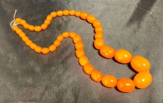 A graduated barrel-clasp Bakelite beaded necklace,