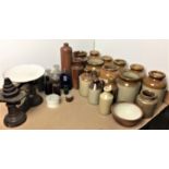 Contents to part of tray - twenty eight vintage items including seventeen pieces of stoneware,