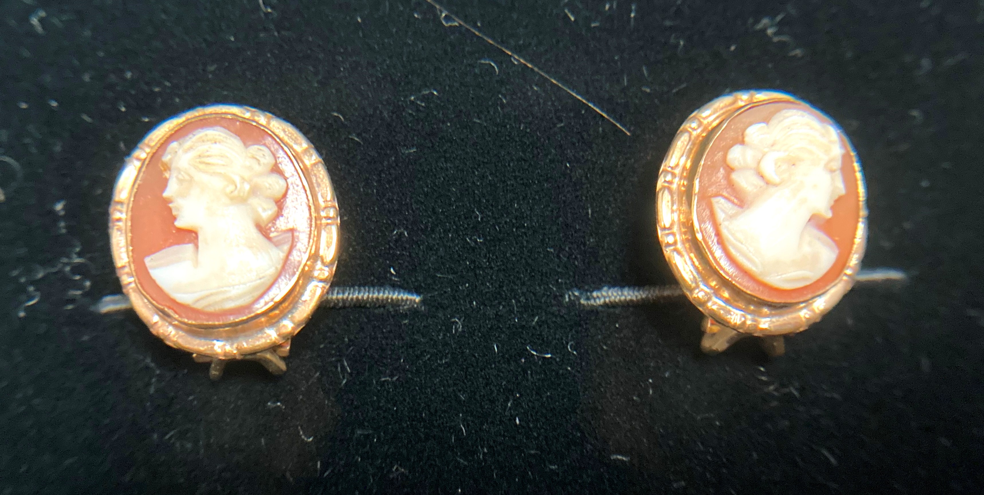 Two pieces of shell cameo jewellery - one convertible 9ct gold [stamped: 375] brooch/pendant and a - Image 7 of 8