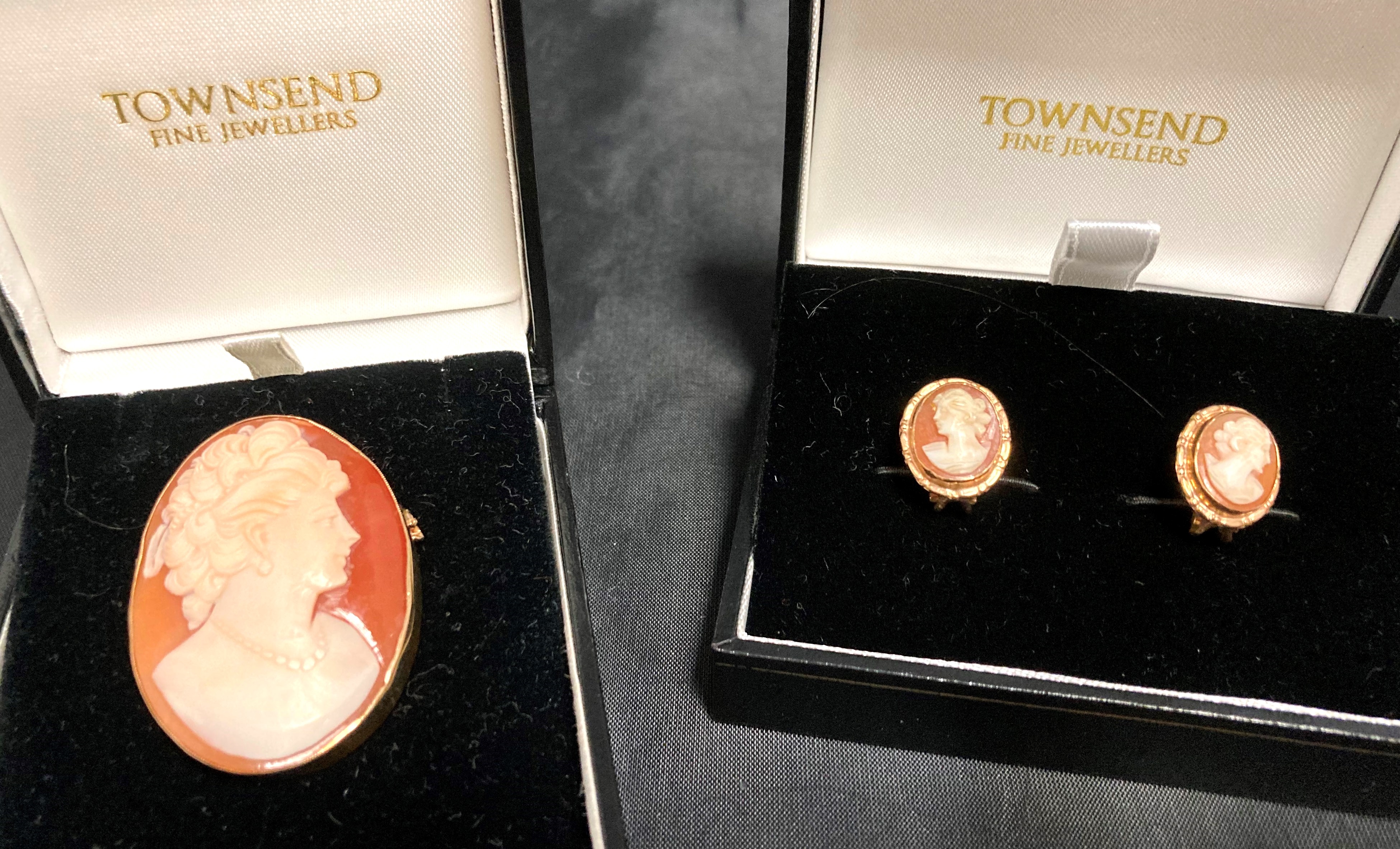 Two pieces of shell cameo jewellery - one convertible 9ct gold [stamped: 375] brooch/pendant and a - Image 2 of 8