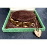 A 9ct [stamped] gold bracelet with love heart padlock fastening (approximately 6" long) -