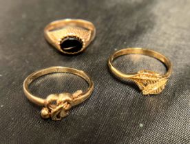 Three 9ct gold rings [stamped: 375] - one with leaf design (size O),