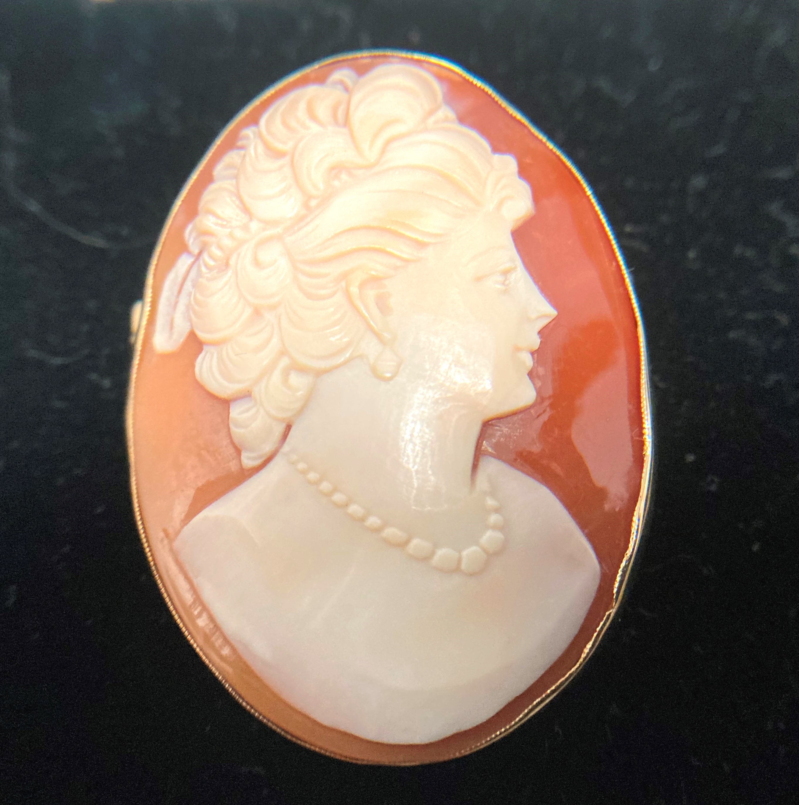 Two pieces of shell cameo jewellery - one convertible 9ct gold [stamped: 375] brooch/pendant and a - Image 4 of 8