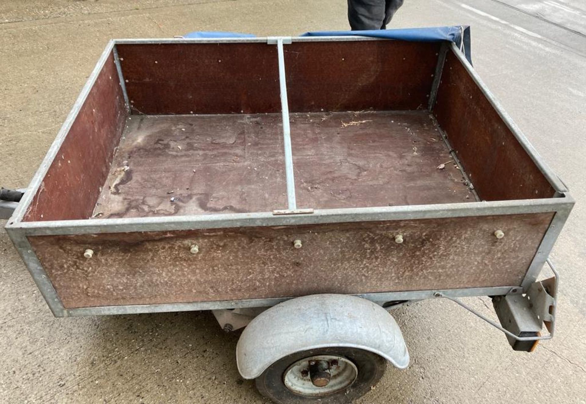 A single axle car trailer, 138cm x 96cm complete with blue vinyl cover, - Image 3 of 6