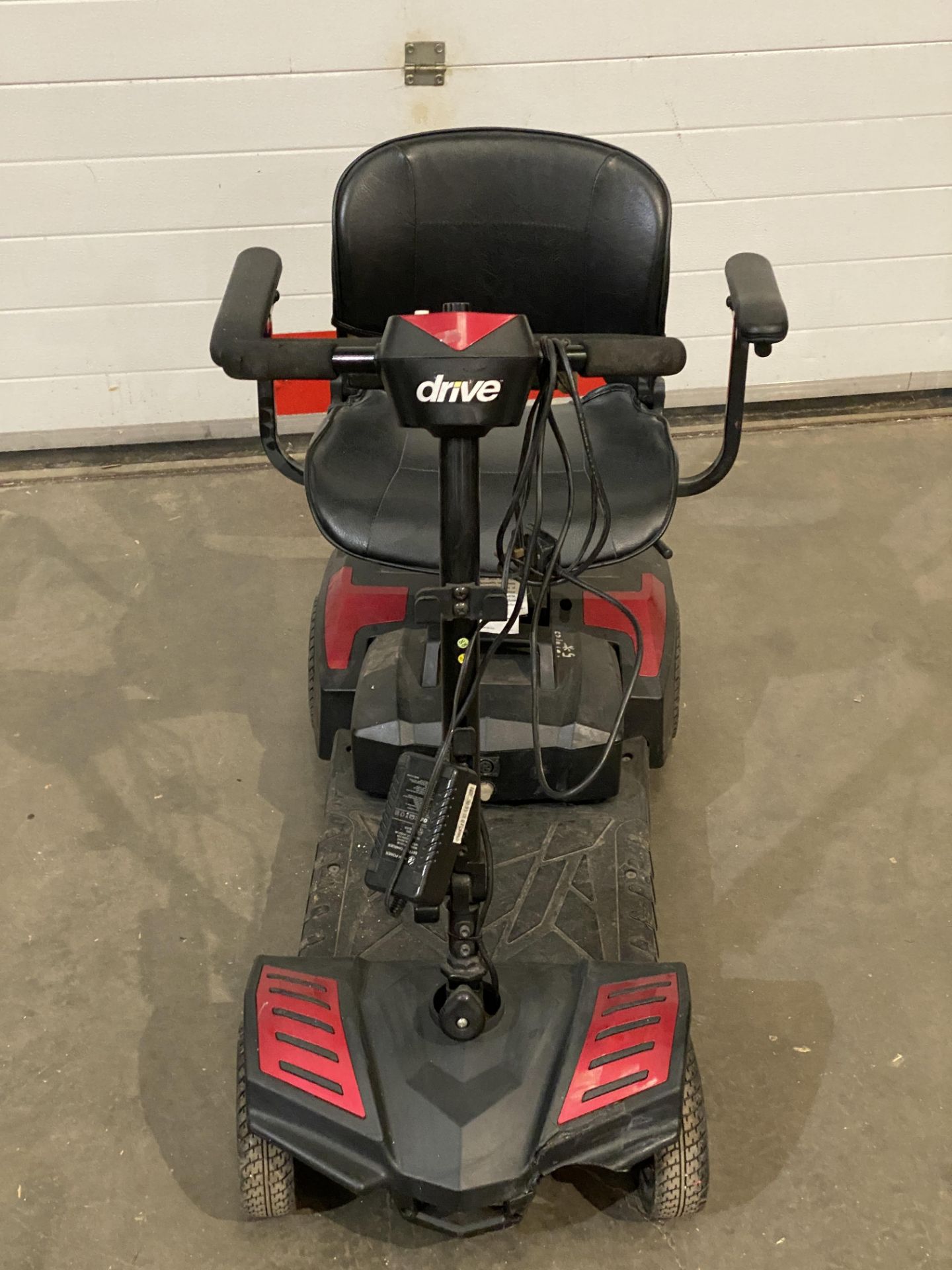 A DRIVE MOBILITY FOUR WHEEL FOLDING MOBILITY SCOOTER complete with charger and key - runs (Saleroom - Bild 2 aus 4