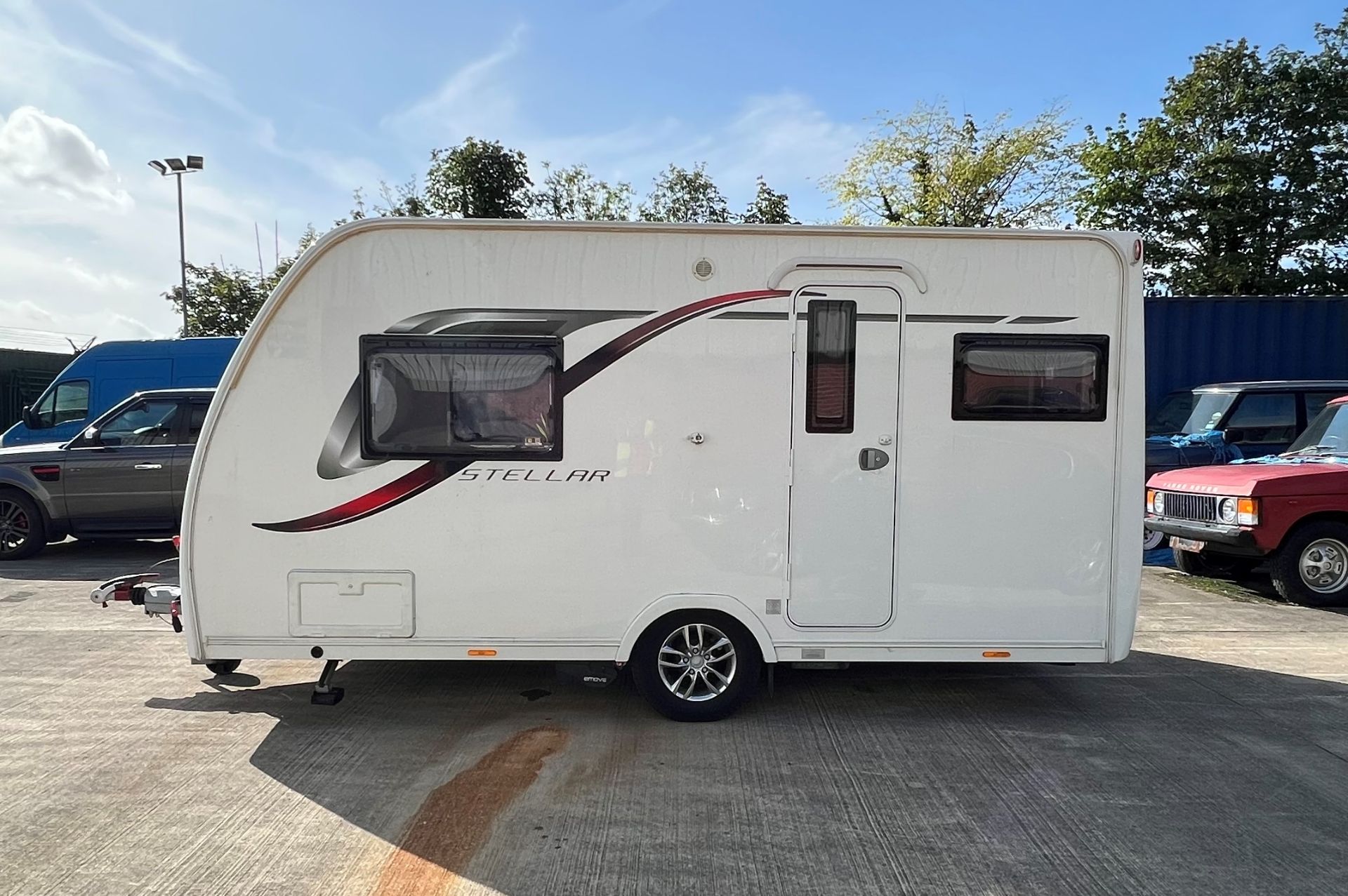 LUNAR STELLAR TWO BERTH TOURING CARAVAN (2017) - Cream - Light wood fittings and beige upholstery. - Image 5 of 35