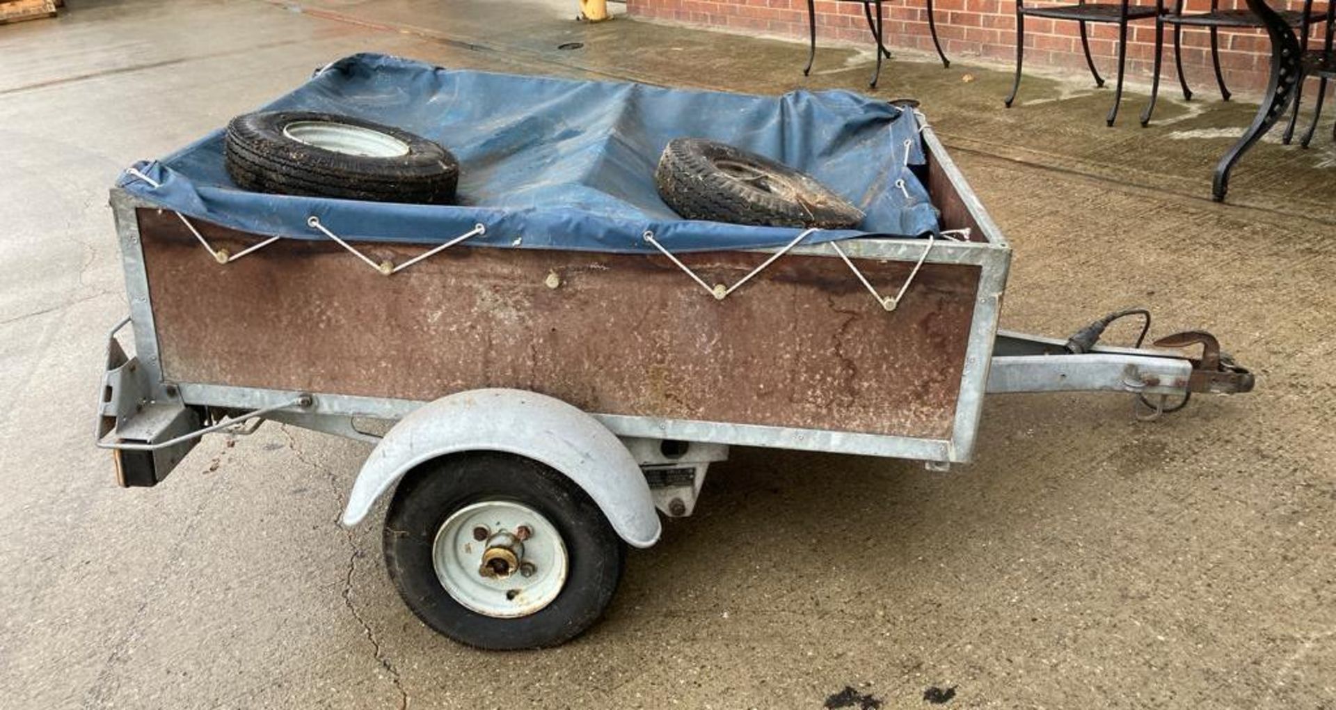 A single axle car trailer, 138cm x 96cm complete with blue vinyl cover, - Image 4 of 6