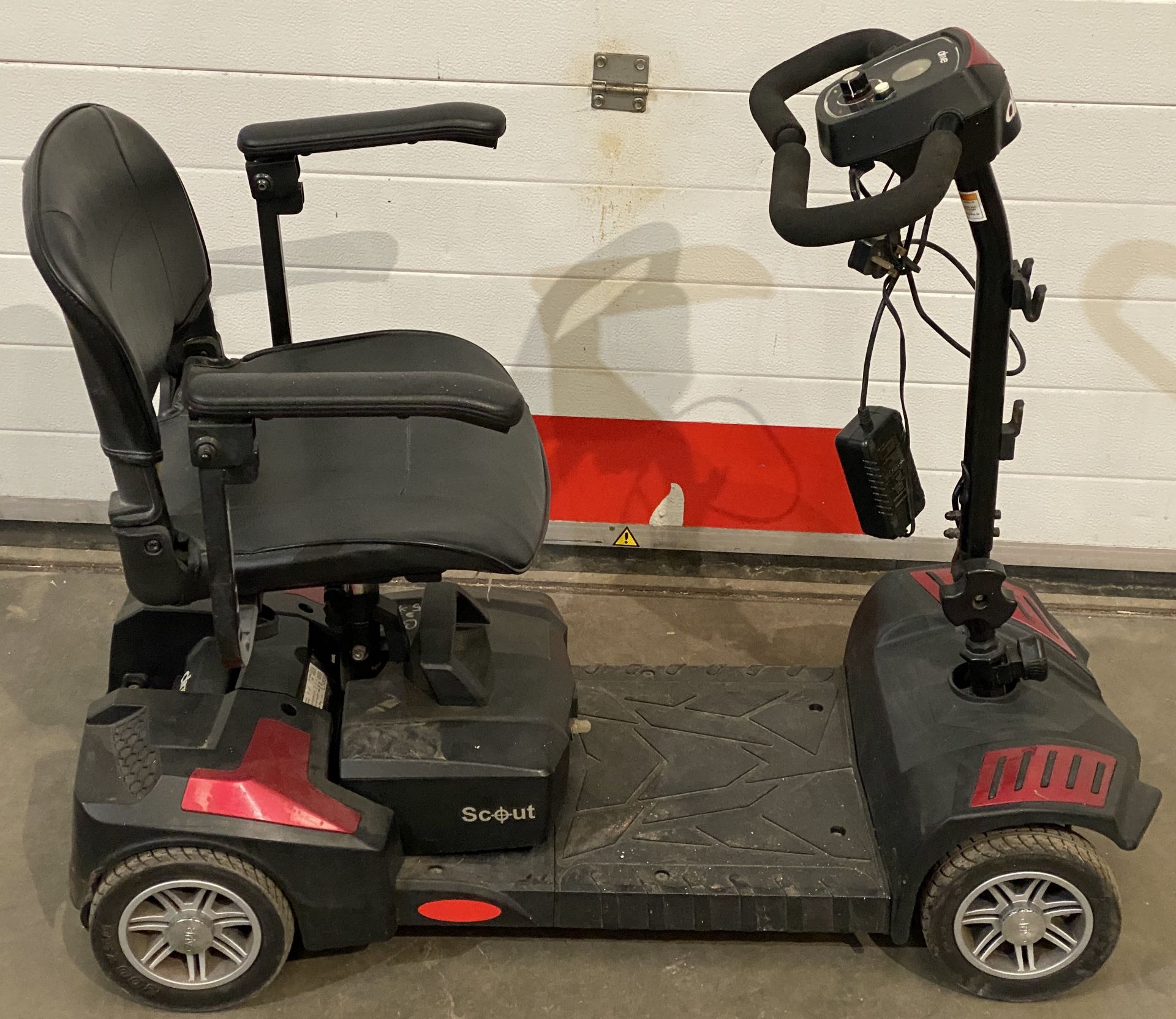 A DRIVE MOBILITY FOUR WHEEL FOLDING MOBILITY SCOOTER complete with charger and key - runs (Saleroom - Bild 4 aus 4
