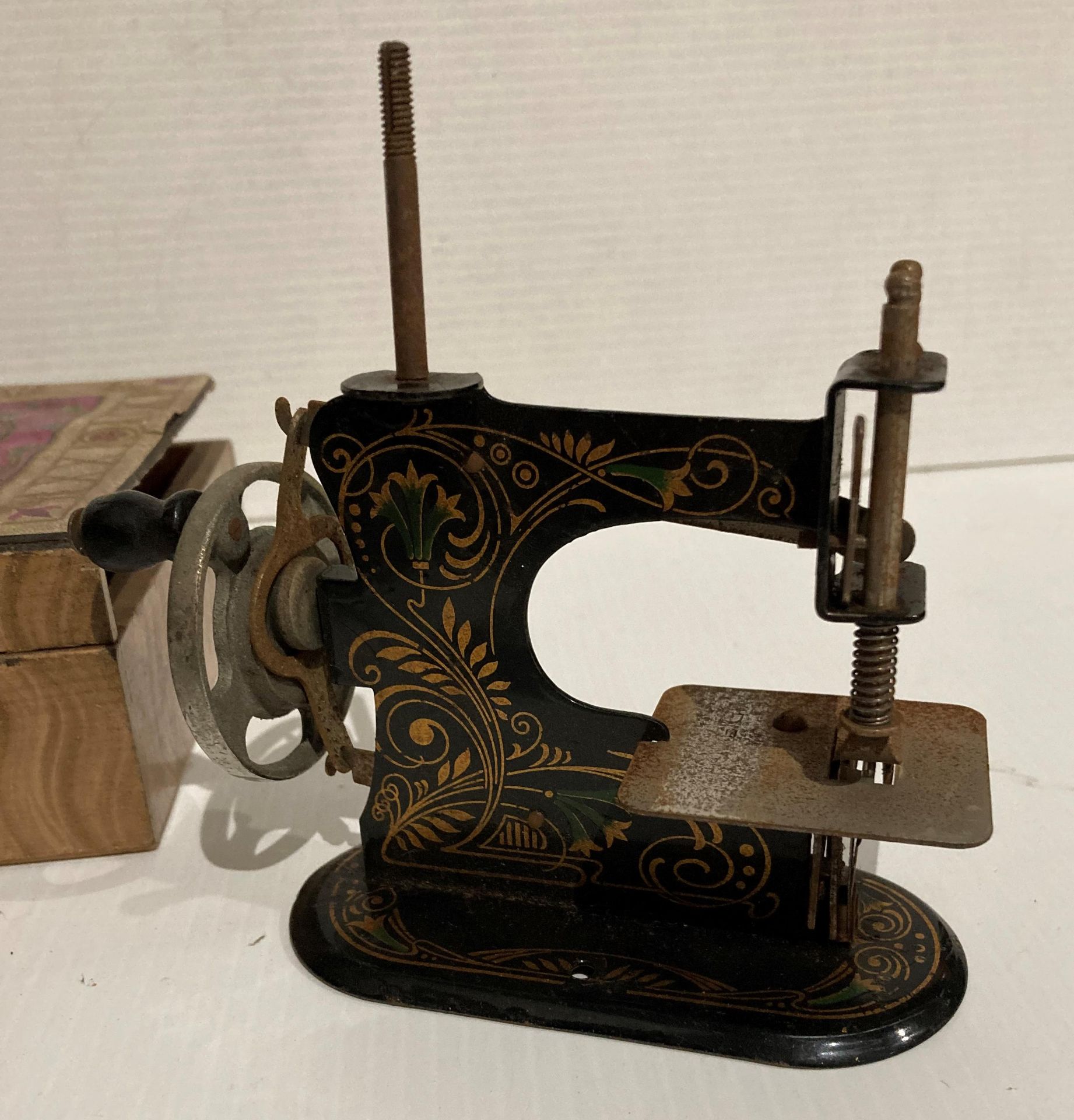 German Muller TSM/Miniature toy sewing machine in black and gold in a wooden box (saleroom - Image 3 of 6