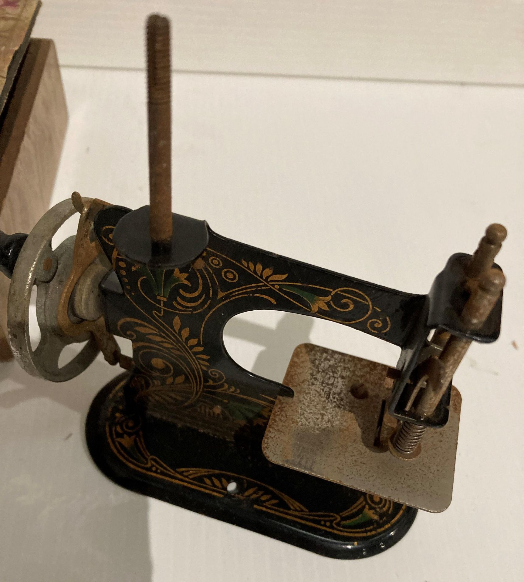 German Muller TSM/Miniature toy sewing machine in black and gold in a wooden box (saleroom - Image 4 of 6