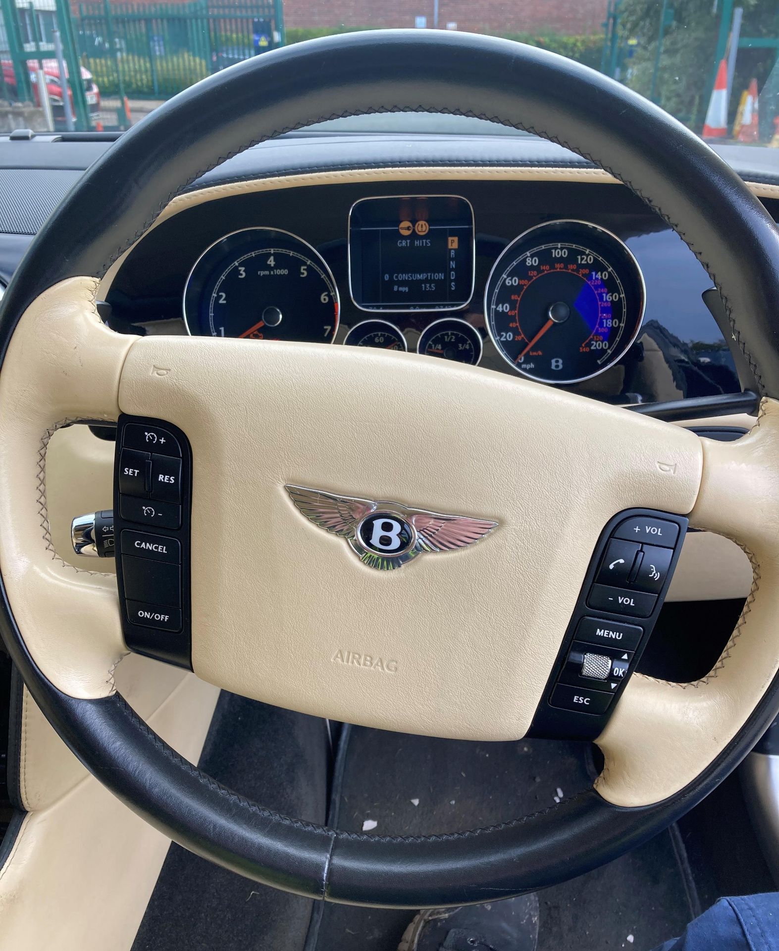 BENTLEY CONTINENTAL FLYING SPUR AUTOMATIC 6. - Image 11 of 40
