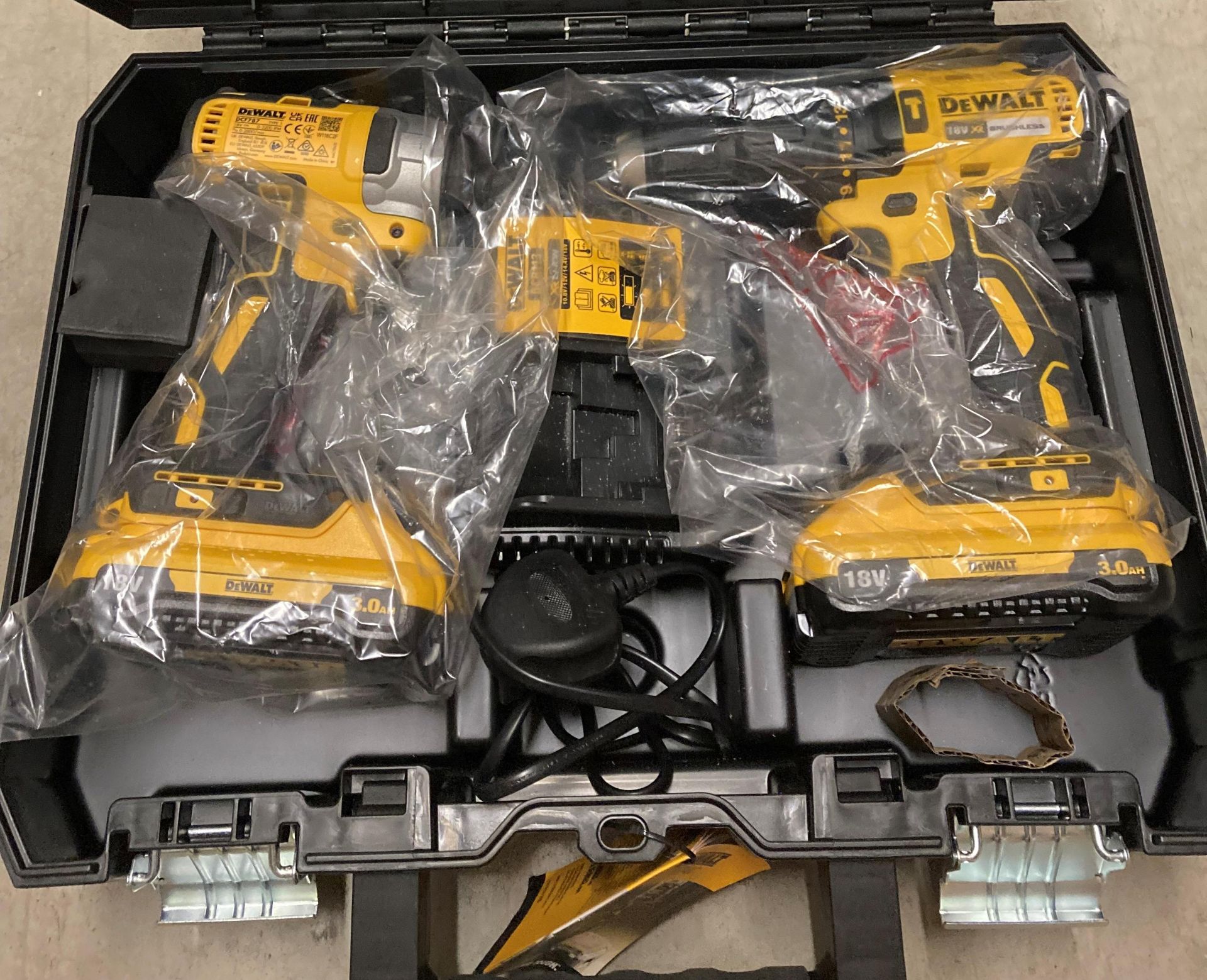 DeWalt 18v DCR 2060 L2t double-set including DCD 778 cordless hammer drill and a DCF 787 impact