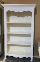 White painted pine four-shelf display rack/bookcase with arched pediment - 100 x 190cm high