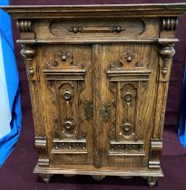 An oak table top cabinet with base and two internal shelves 40 x 20 x 50cm high (saleroom location: