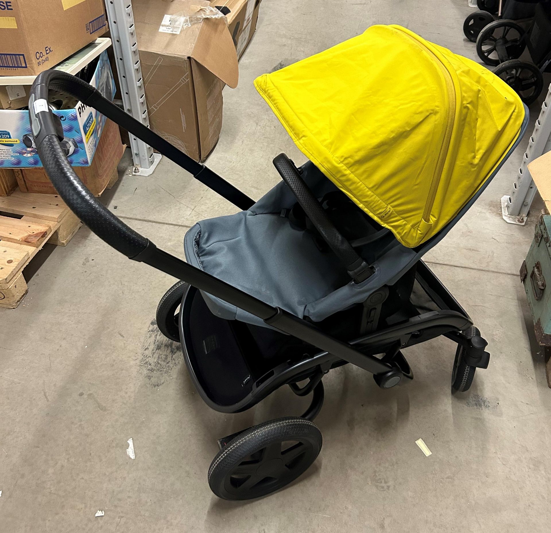 QUINNY HUBB STROLLER IN BLACK GREY AND MUSTARD WITH QUINNY XXL SHOPPING BAG OF ACCESSORIES AS NEW - Image 3 of 4