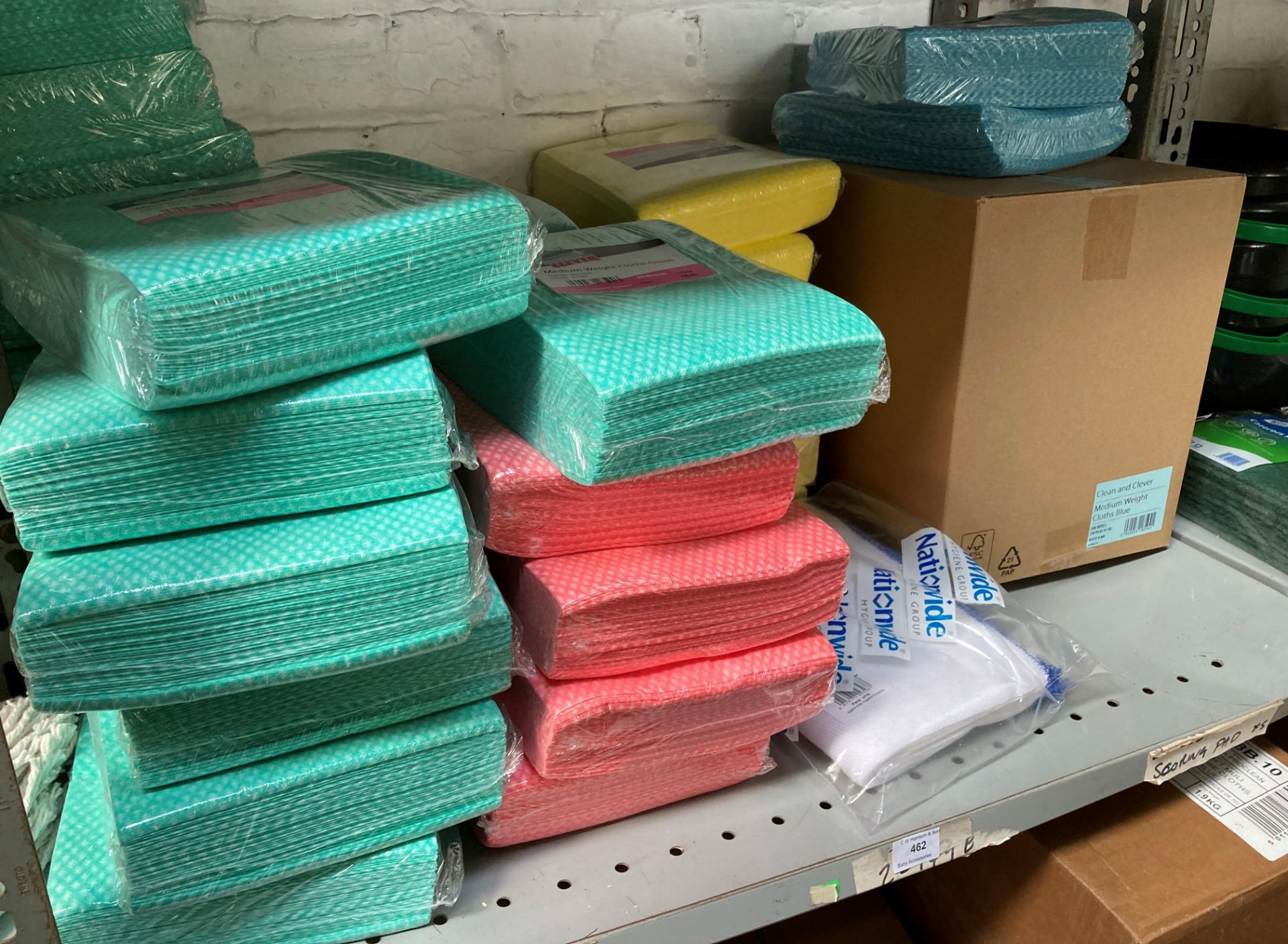 Contents to three-shelves - 30 x packs (50 to pack) of Clean and Clever Micro-fibre cleaning cloths - Image 3 of 4