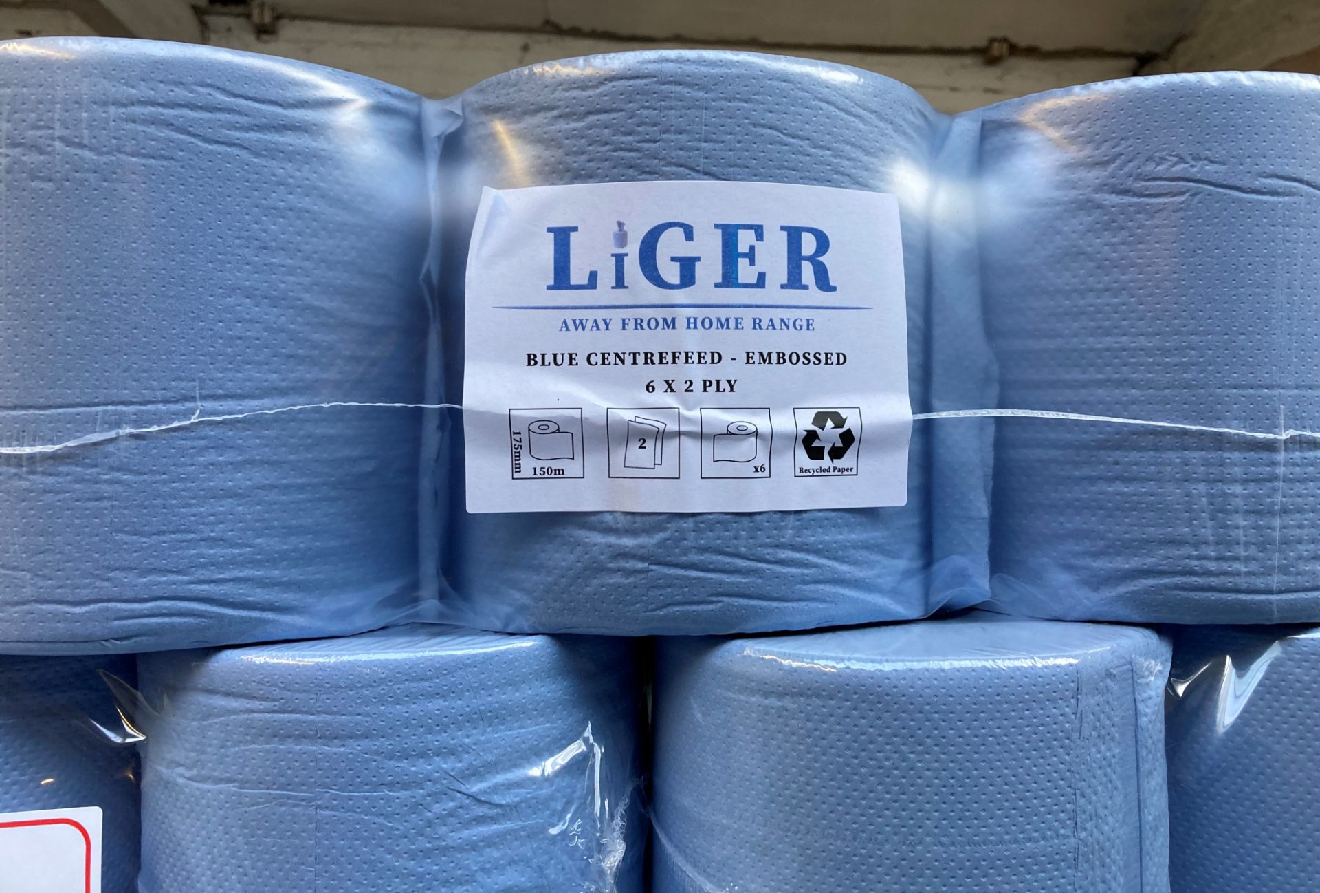 Contents to pallet - 42 x 6x2-ply packs LiGer blue centre feed paper towel rolls and 2 x packs of - Image 3 of 4