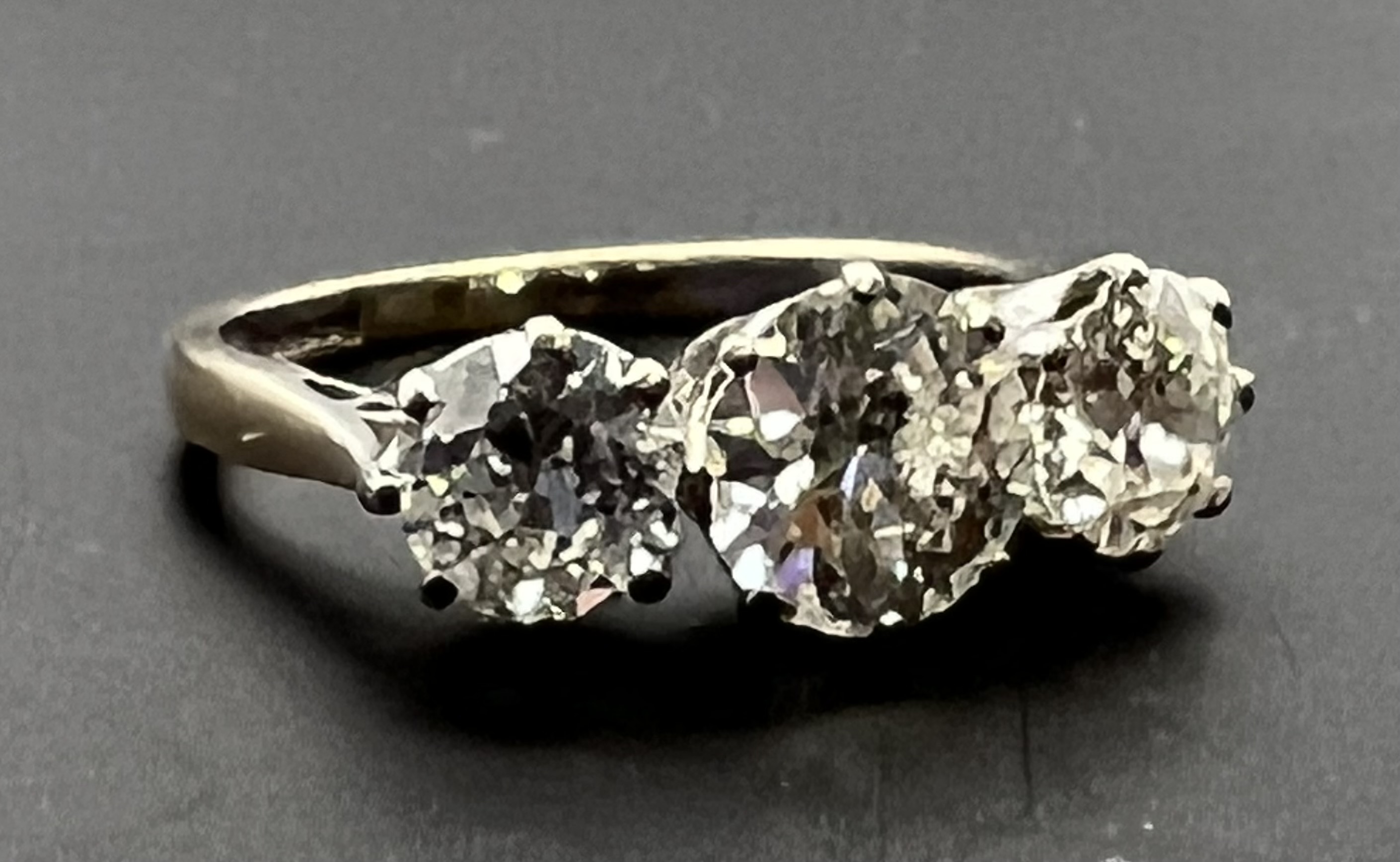 18ct white gold (750) and platinum three-stone diamond ring (stones tested). - Image 5 of 24