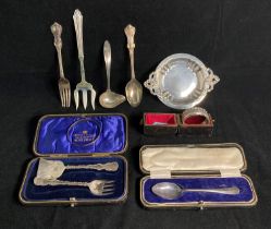 Contents to box - assorted silver [hallmarked] items including christening set 1897 (Sheffield) in