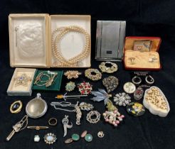 Contents to tub - assorted costume jewellery including gold gilt brooches, 9ct gold hoop earrings,