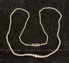 Graduated pearl necklace with white gold clasp,