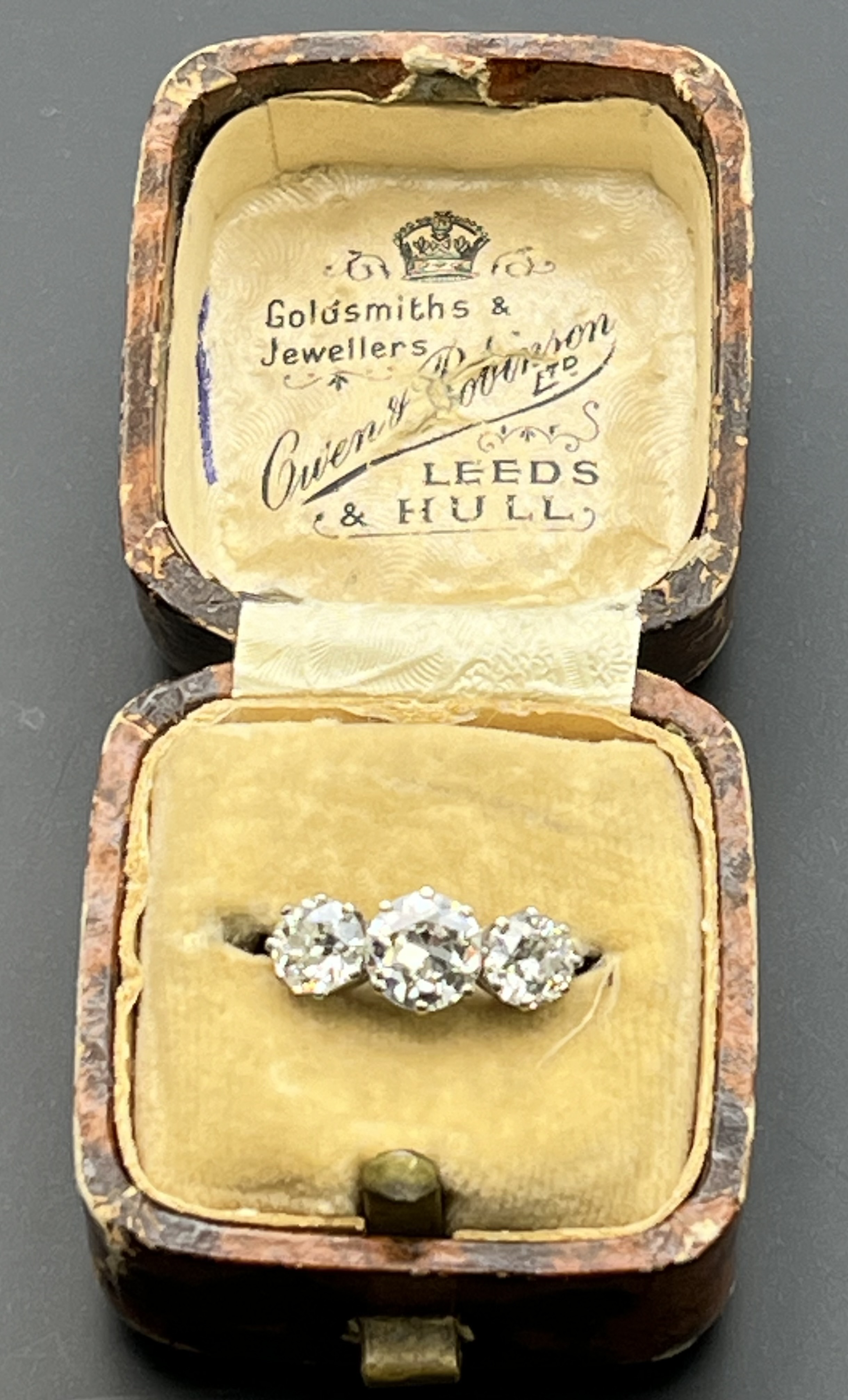 18ct white gold (750) and platinum three-stone diamond ring (stones tested). - Image 8 of 24