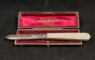 Silver hallmarked penknife with mother of pearl handle (dated 1900,