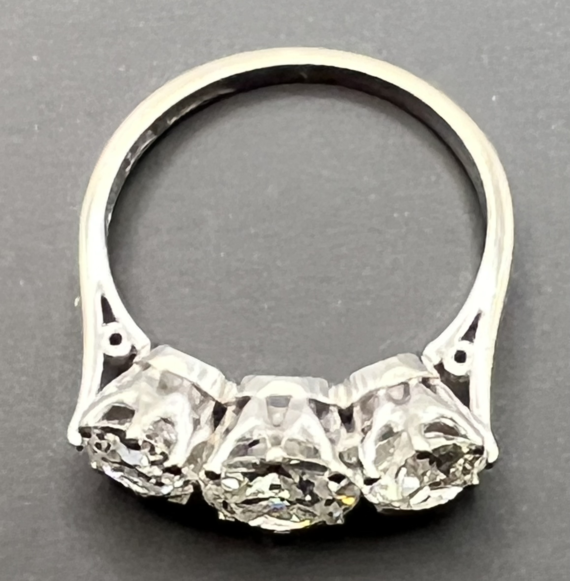 18ct white gold (750) and platinum three-stone diamond ring (stones tested). - Image 4 of 24