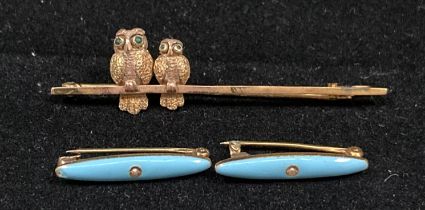 9ct gold bar brooch/tie pin with two mounted owls with green stone eyes,