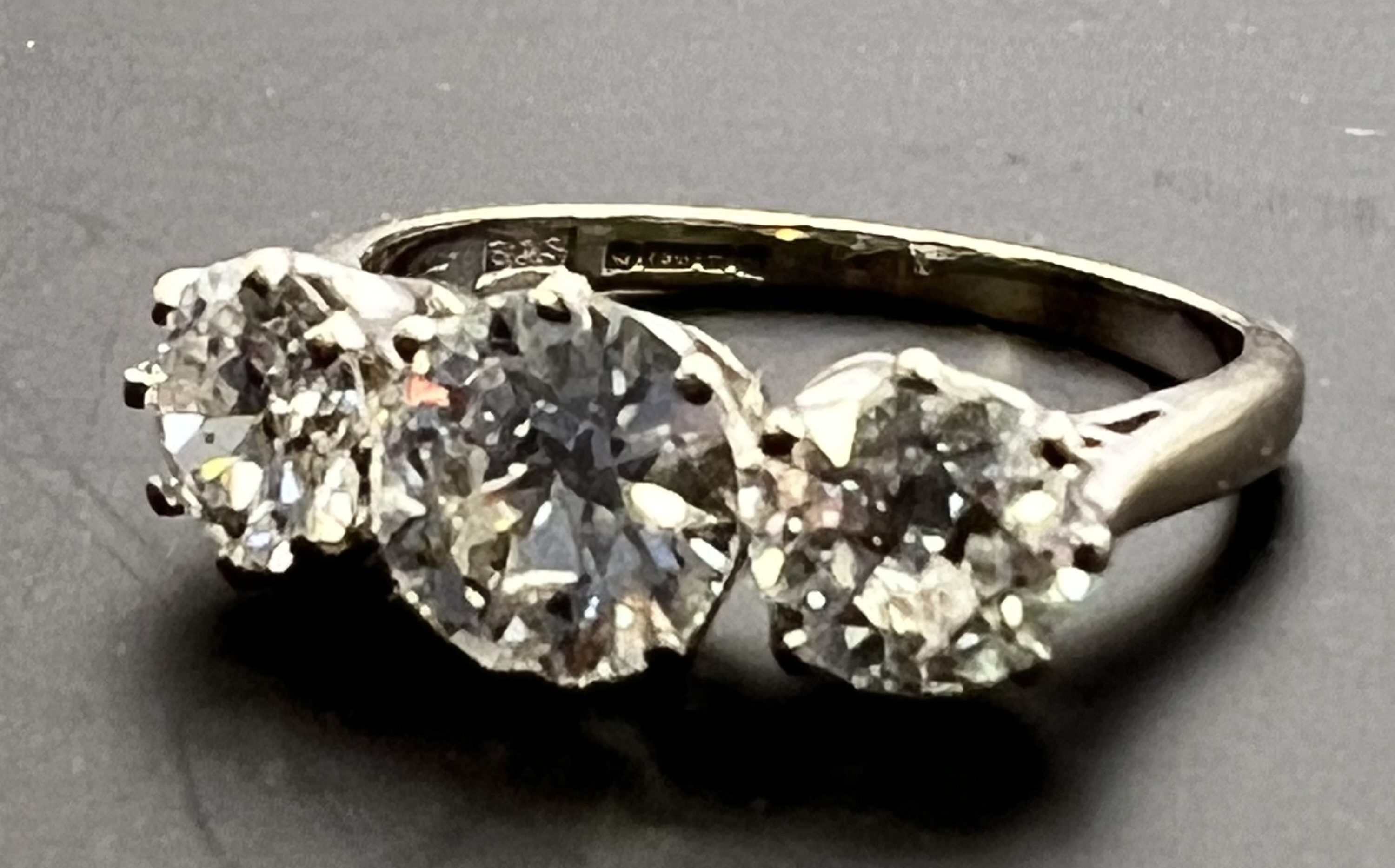 18ct white gold (750) and platinum three-stone diamond ring (stones tested).