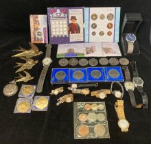 Contents to tub - assorted coins including 4 x £5 coins, 7 x crowns,